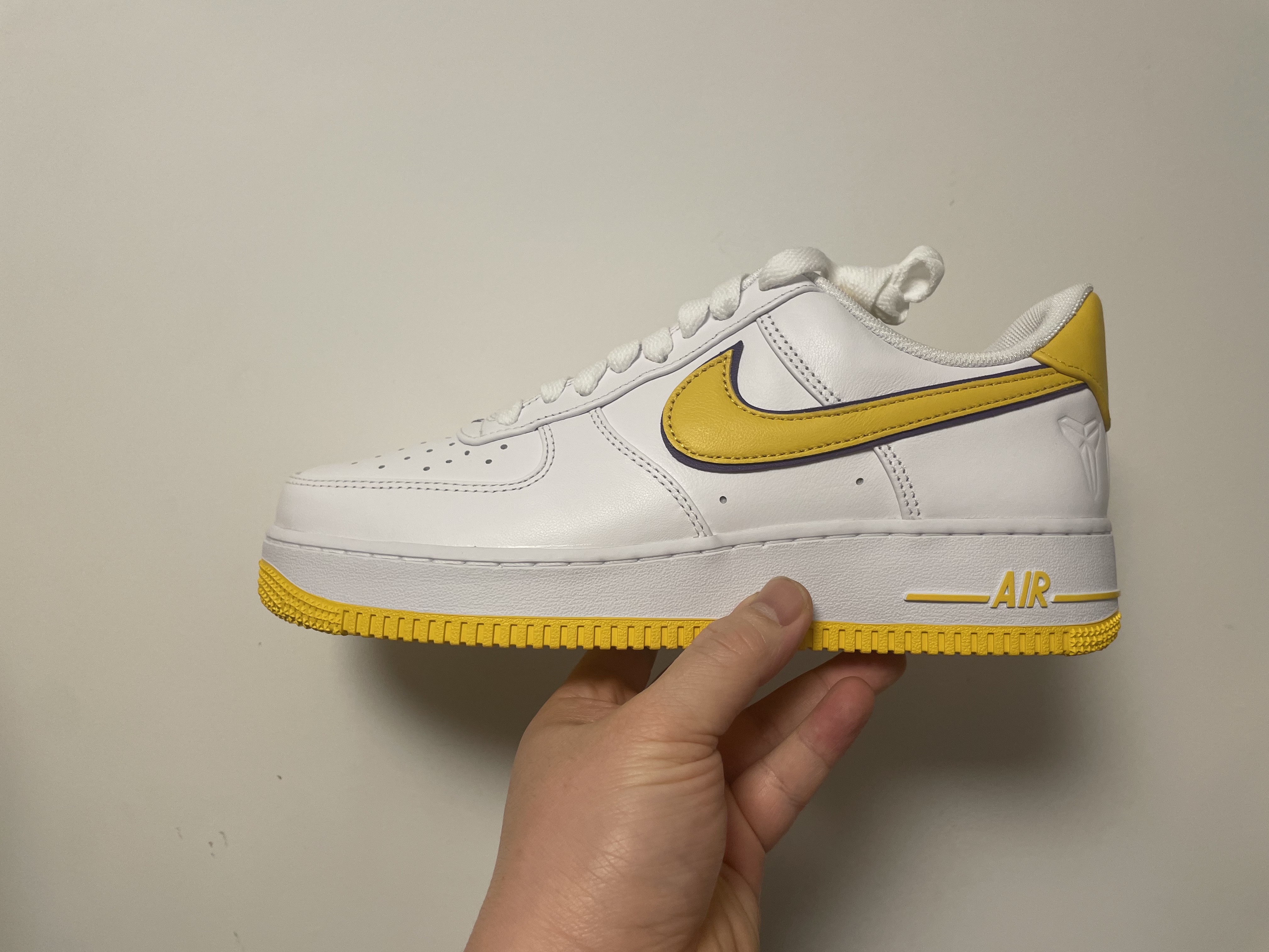 Nike x Kobe Bryant Air Force 1 Low Retro QS Varsity Maize and Varsity Purple 착용 스타일 - 1