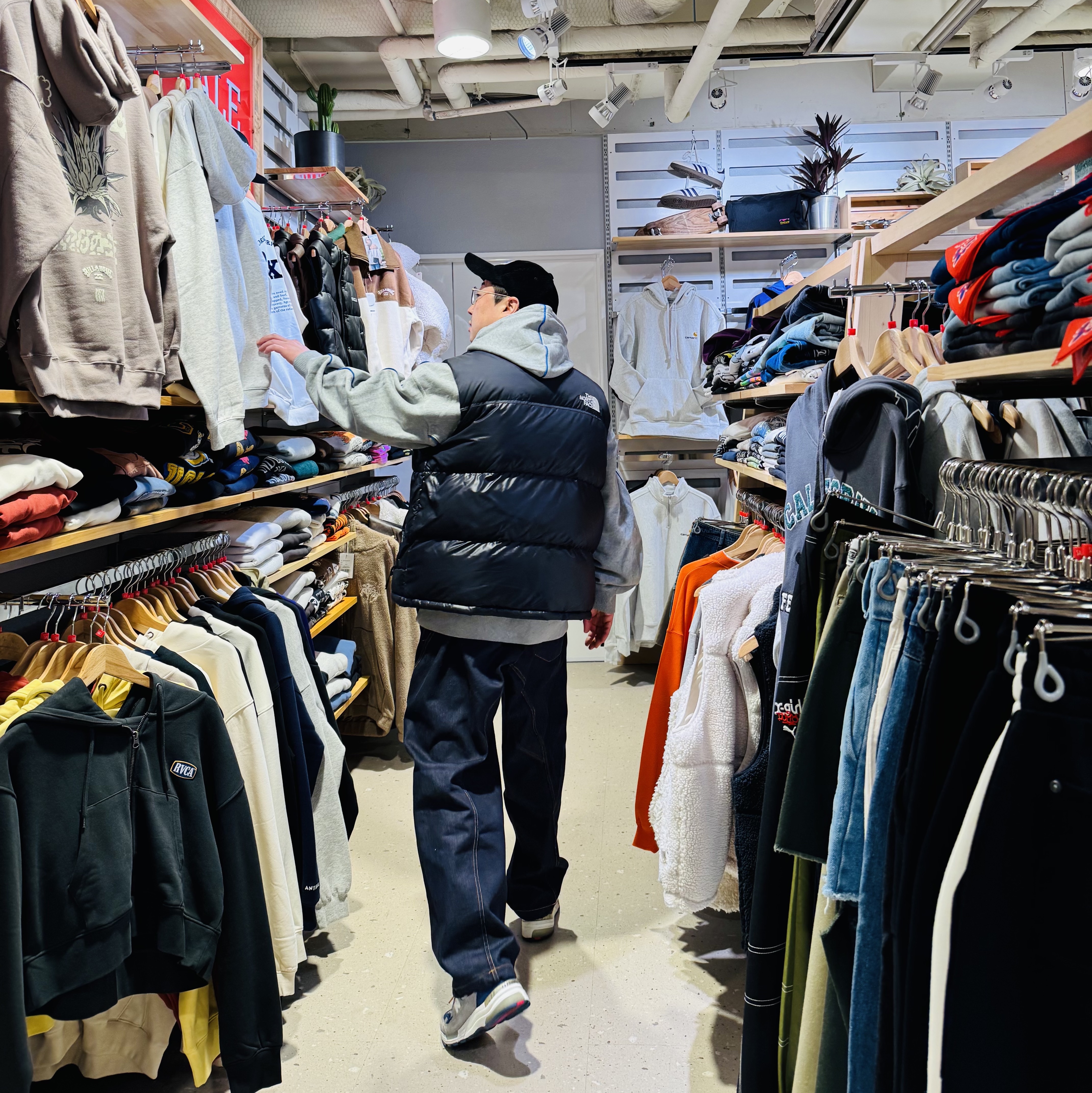 Emis Corduroy Wappen Ball Cap Black, The North Face Nuptse Hybrid Down Ball Vest Black 착용 스타일 - 3
