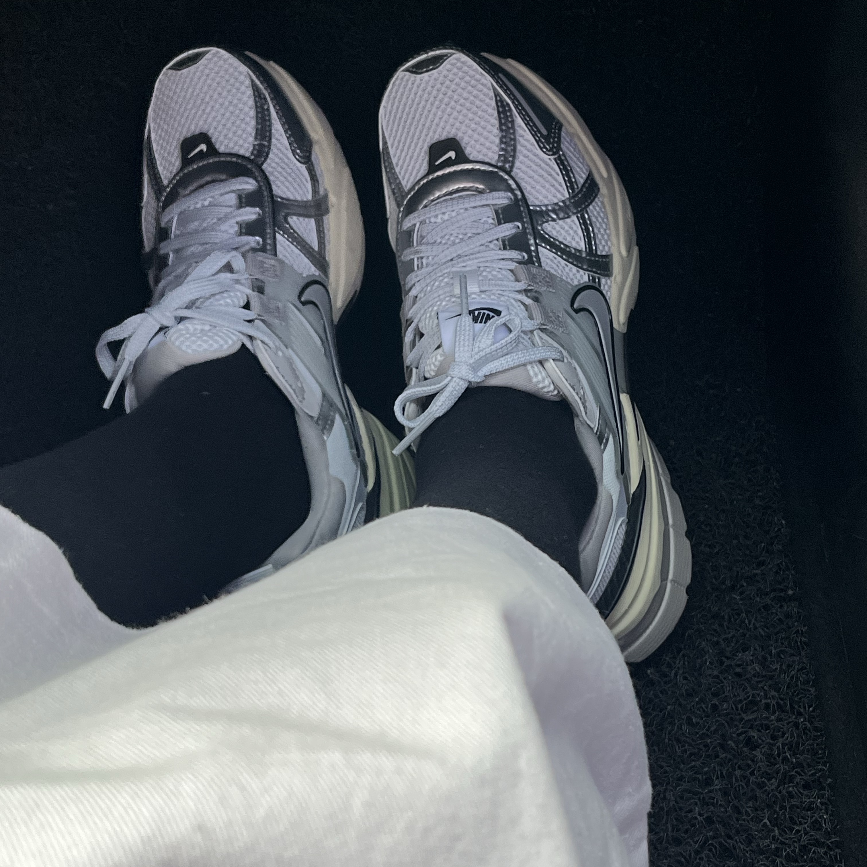 Nike V2K Run Summit White Metallic Silver 착용 스타일 - 2