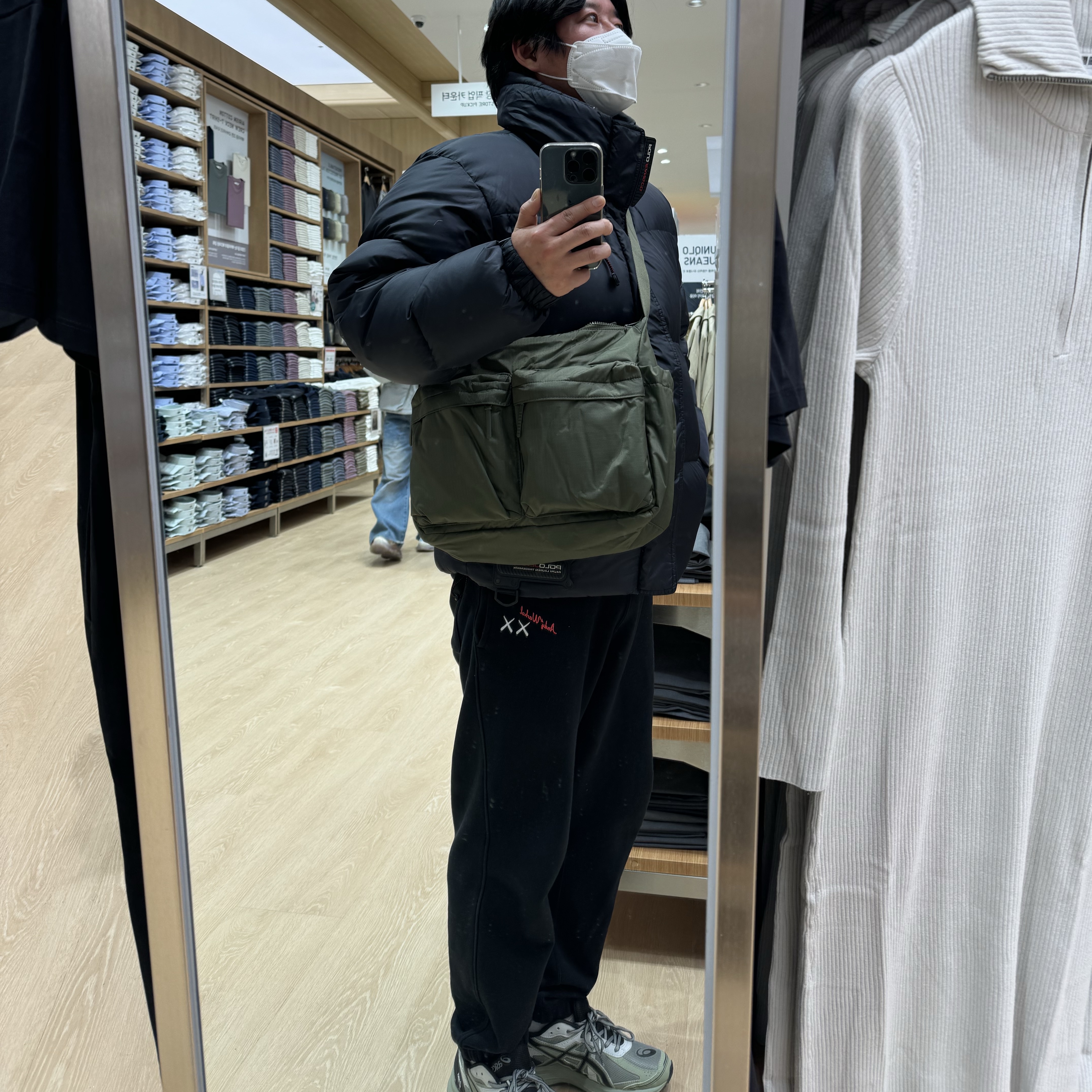 Uniqlo Multi Pocket Shoulder Bag Olive 착용 스타일 - 2