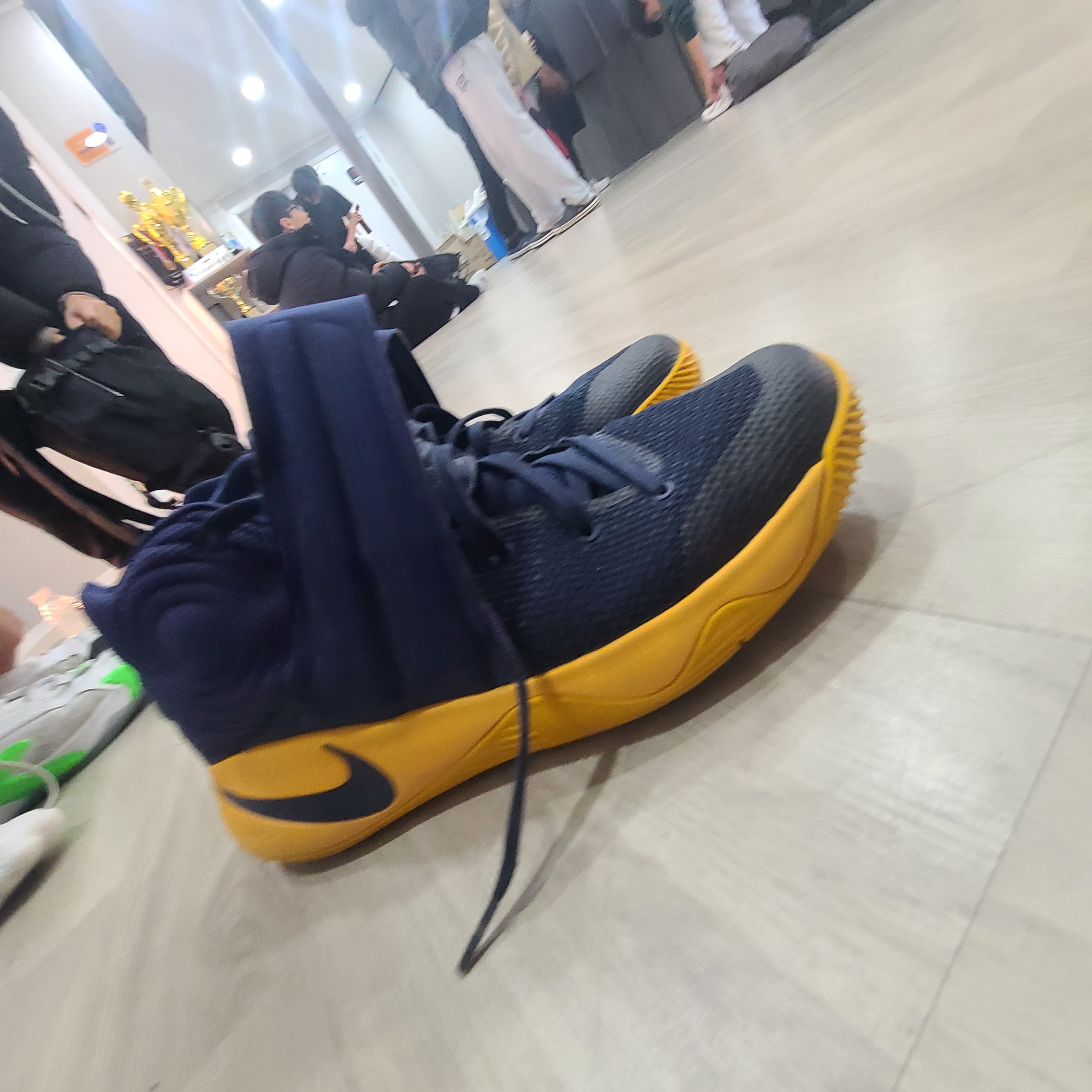 Nike Kyrie 2 Cavs 착용 스타일
