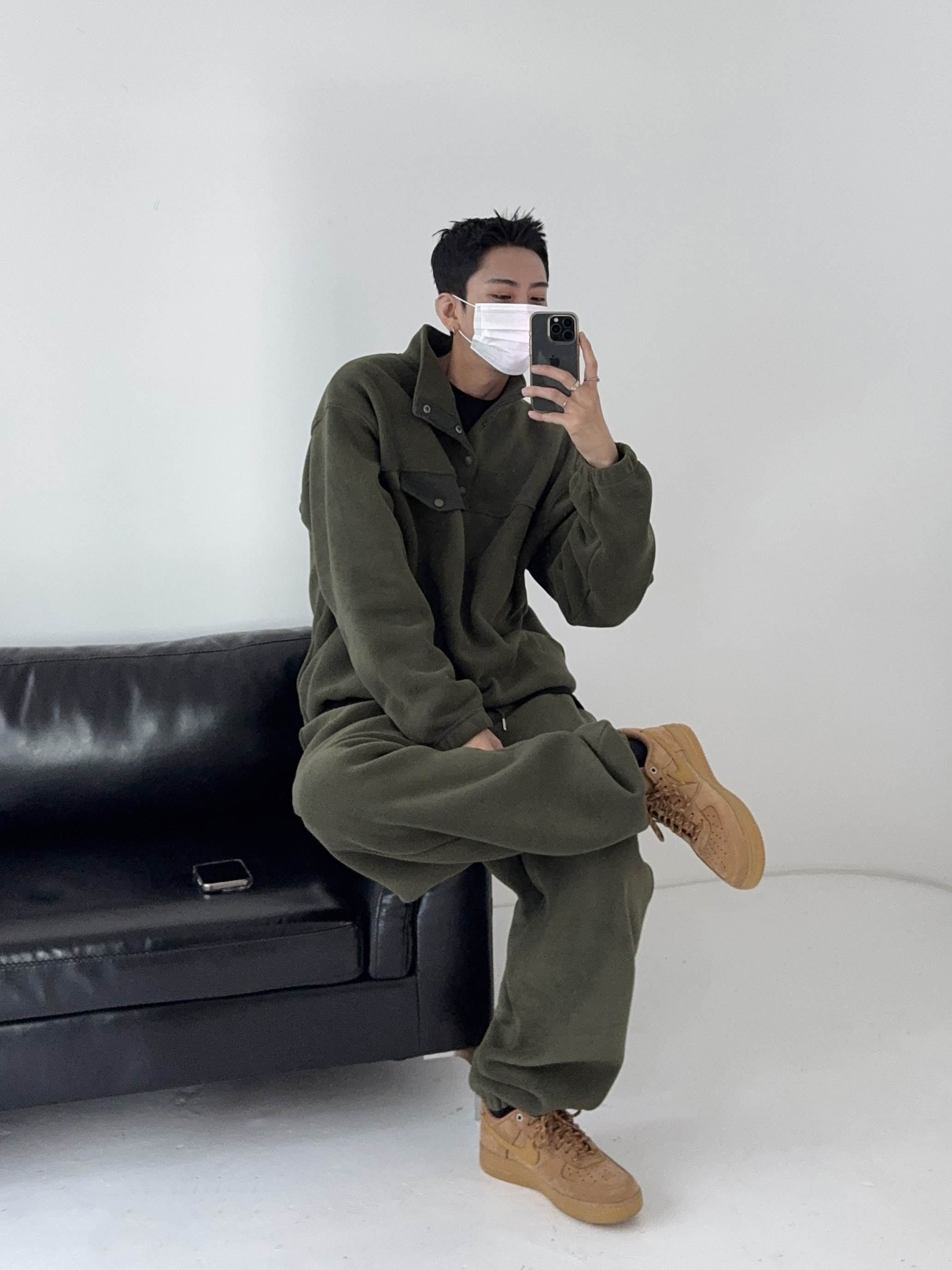 Nike Air Force 1 '07 WB Flax, The North Face 1996 Eco Nuptse Jacket Black 착용 스타일 - 1