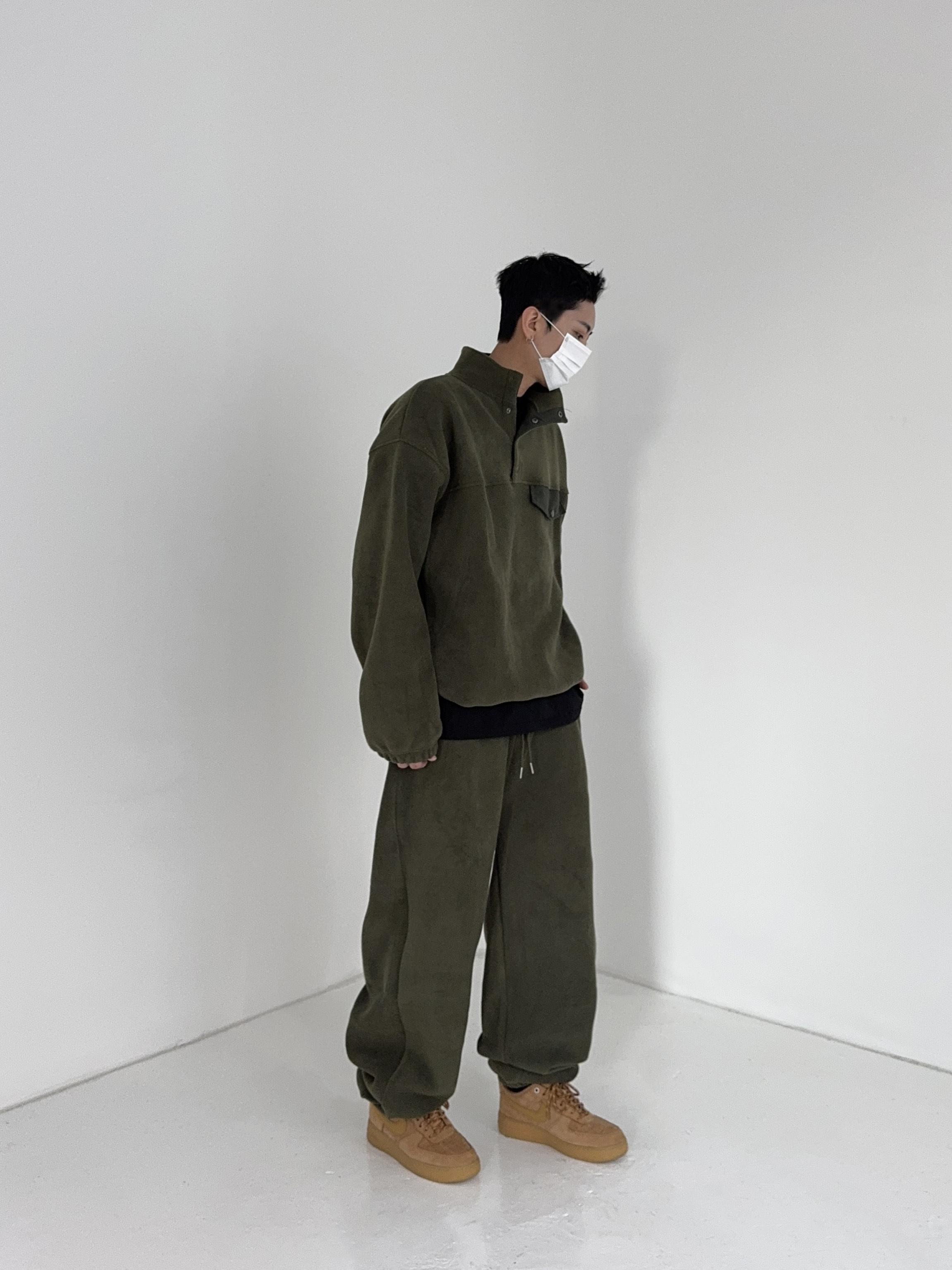 Nike Air Force 1 '07 WB Flax, The North Face 1996 Eco Nuptse Jacket Black 착용 스타일 - 2