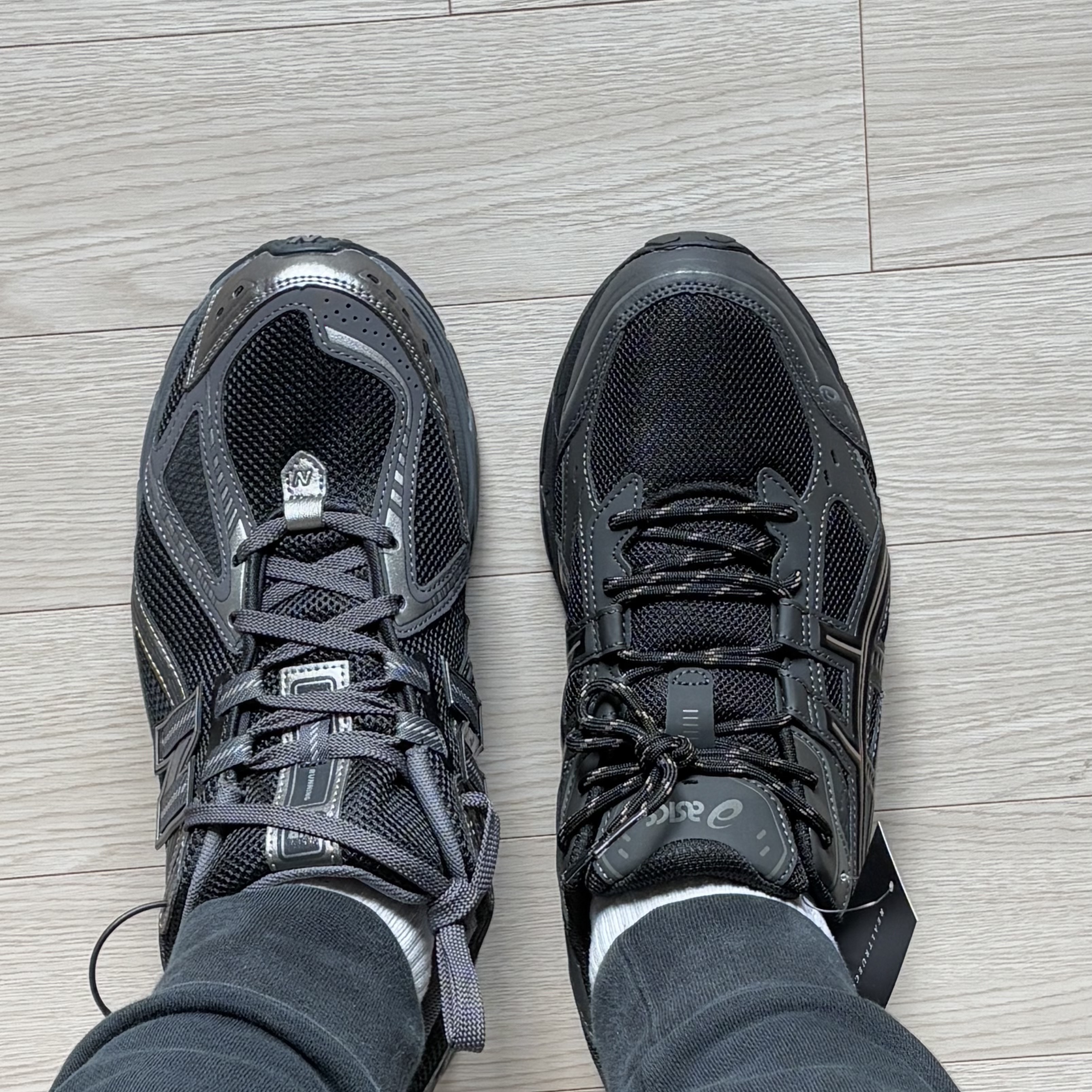 New Balance 1906R Black, Asics Gel-Nunobiki Black Taupe Grey 착용 스타일 - 5