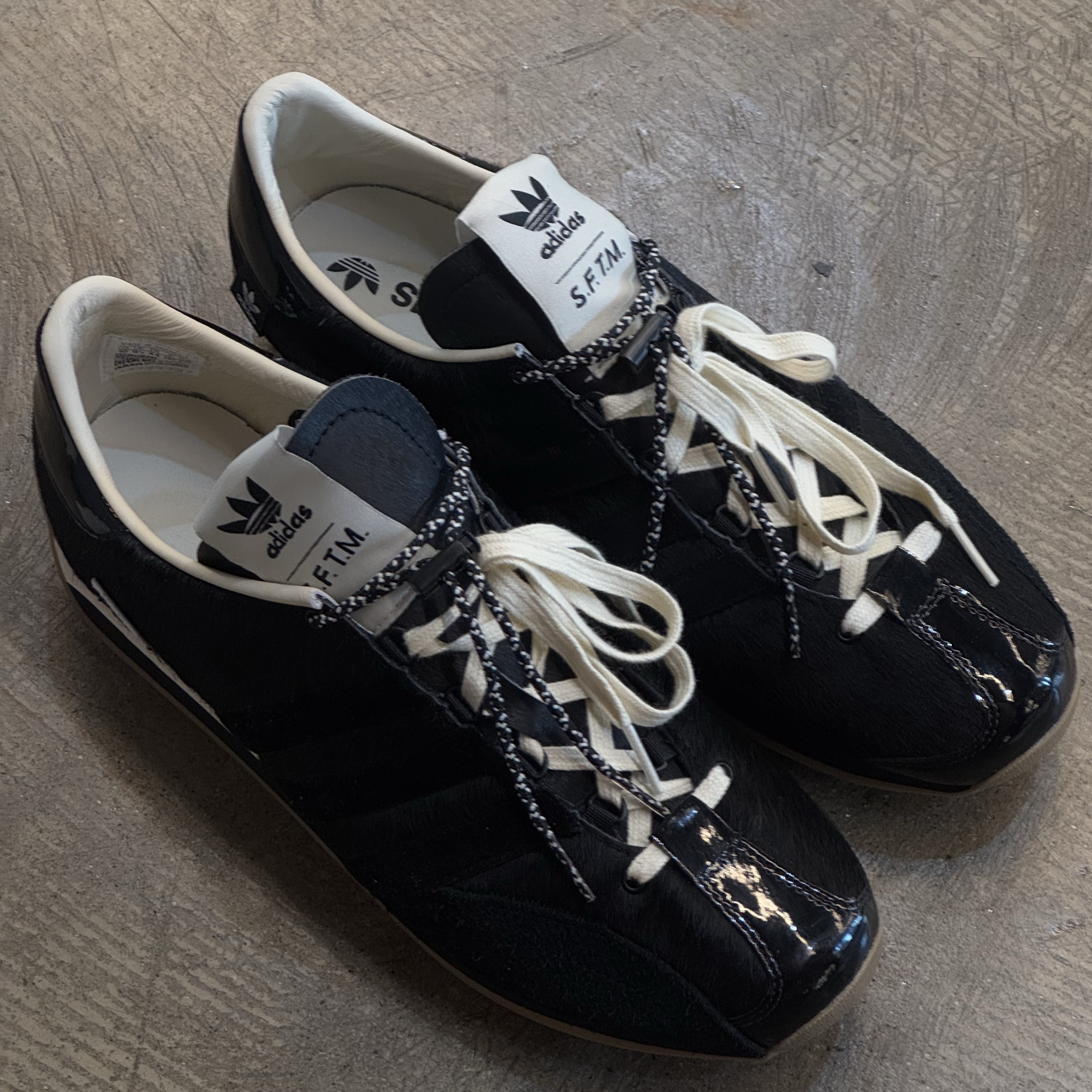 Adidas x Song for the Mute Country OG Core Black Cream White 착용 스타일
