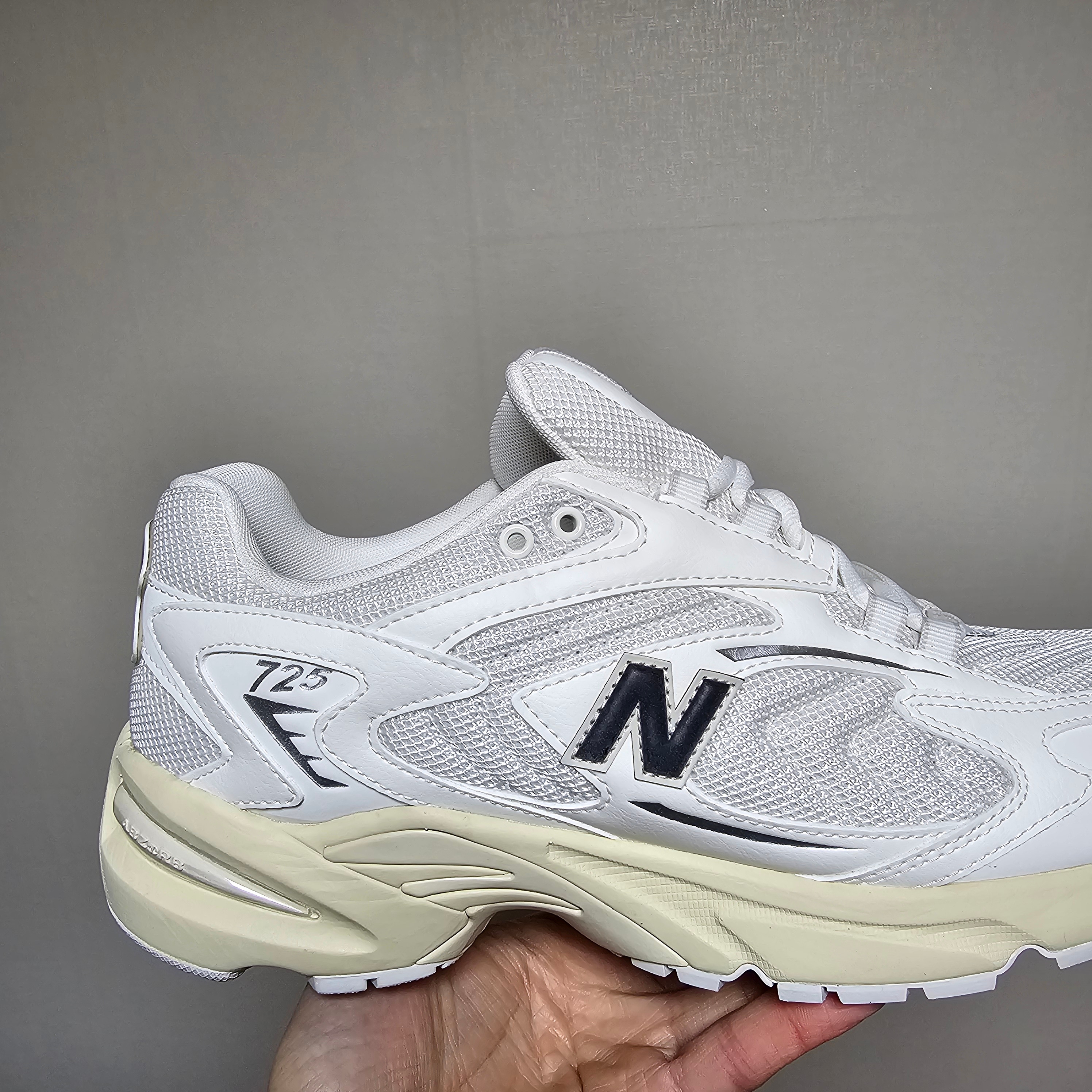 New Balance 725 Sea Salt Phantom 착용 스타일 - 3