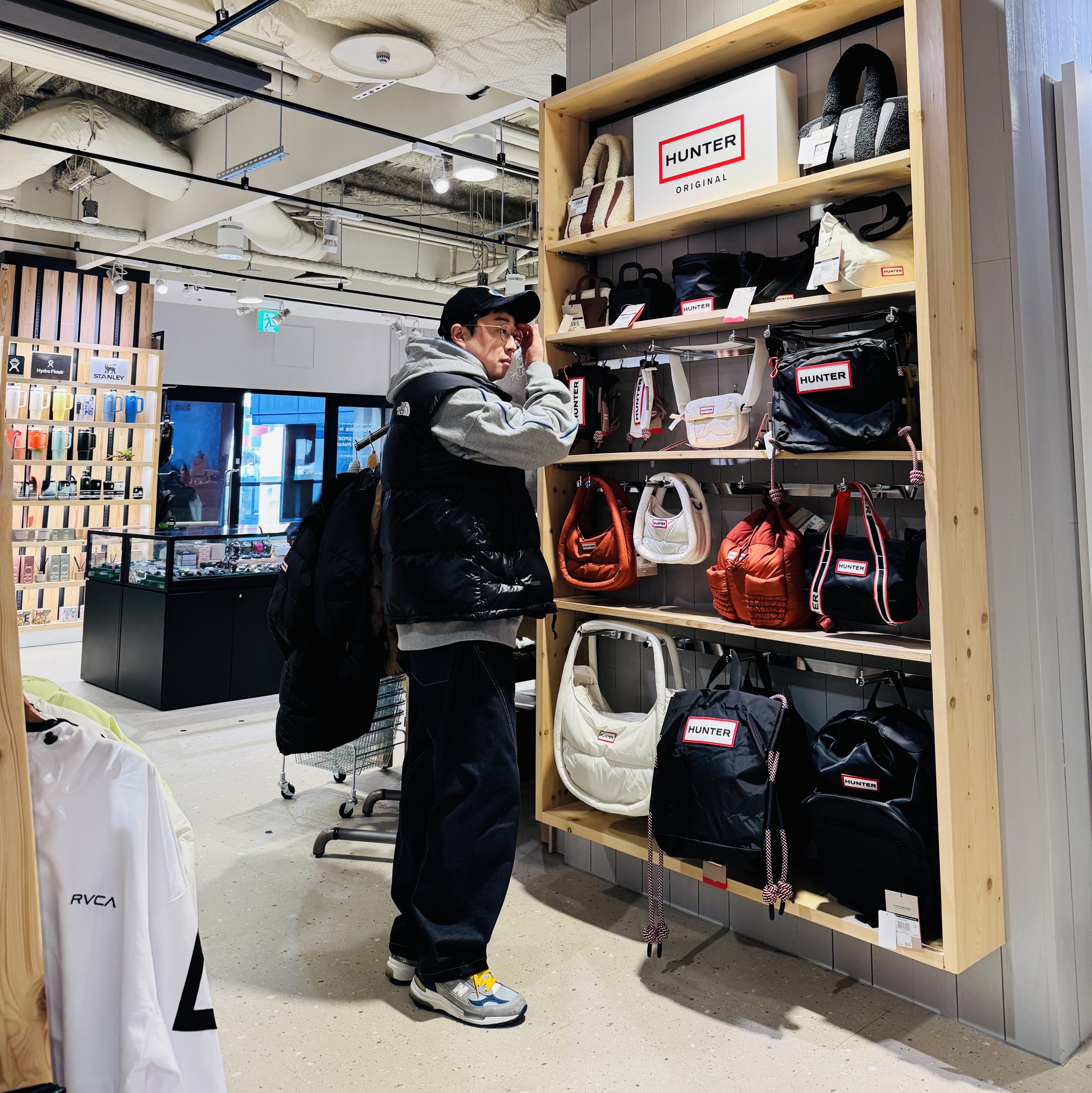 Emis Corduroy Wappen Ball Cap Black, The North Face Nuptse Hybrid Down Ball Vest Black 착용 스타일 - 1