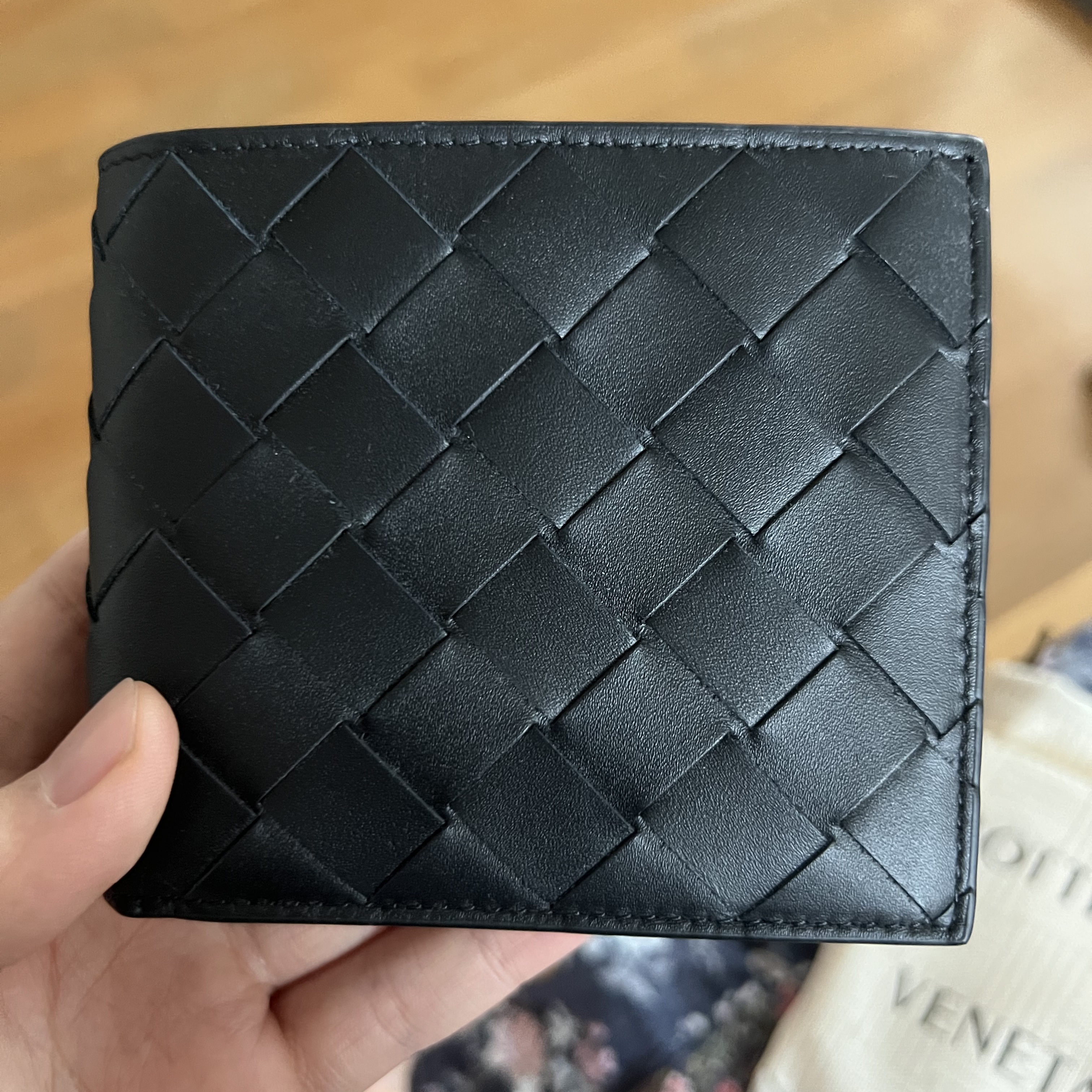 Bottega Veneta Bi-Fold Wallet Black 착용 스타일 - 2