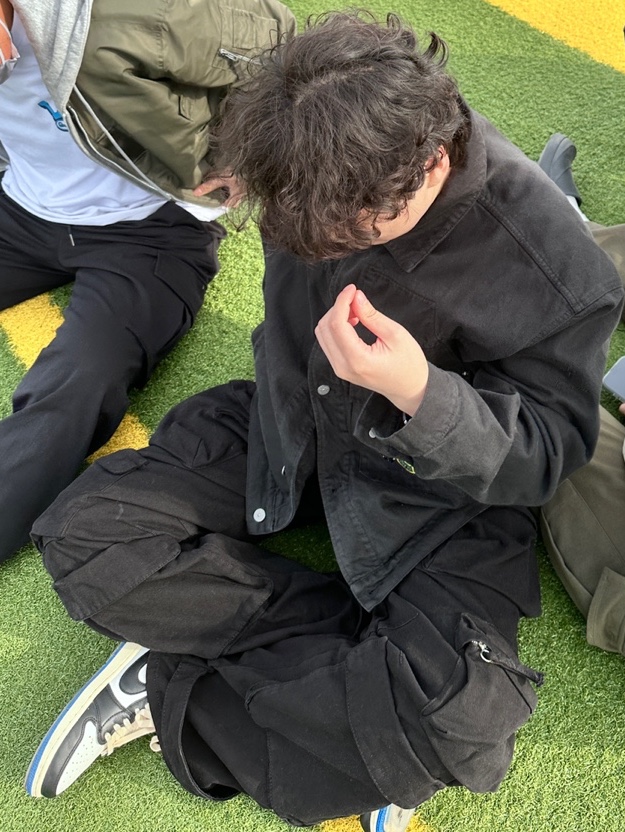 Supreme x Stone Island Denim Trucker Jacket Black - 23FW, Zara Utility Pocket Pants Black 착용 스타일 - 2