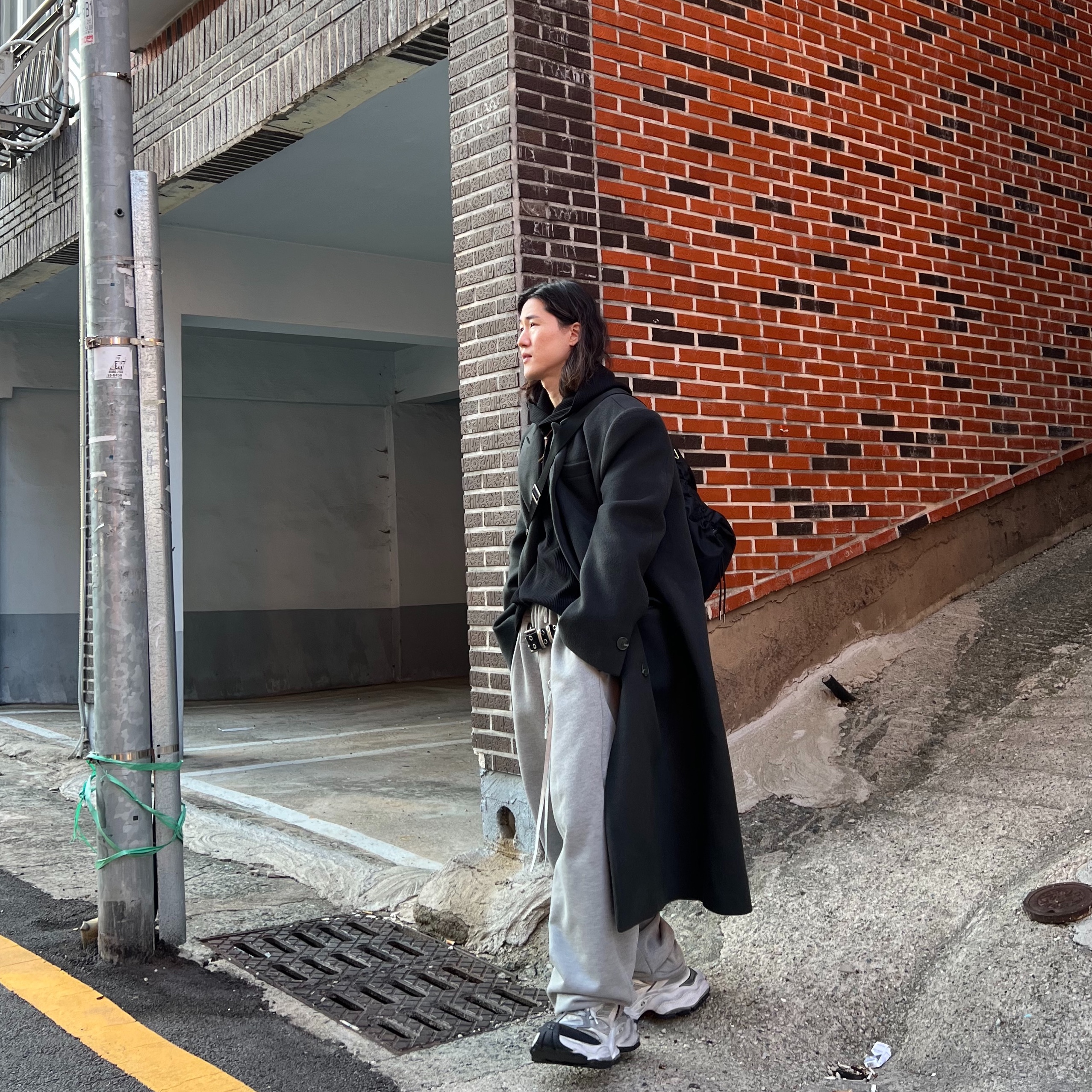 Balenciaga Cargo Sneakers White Grey 착용 스타일 - 5