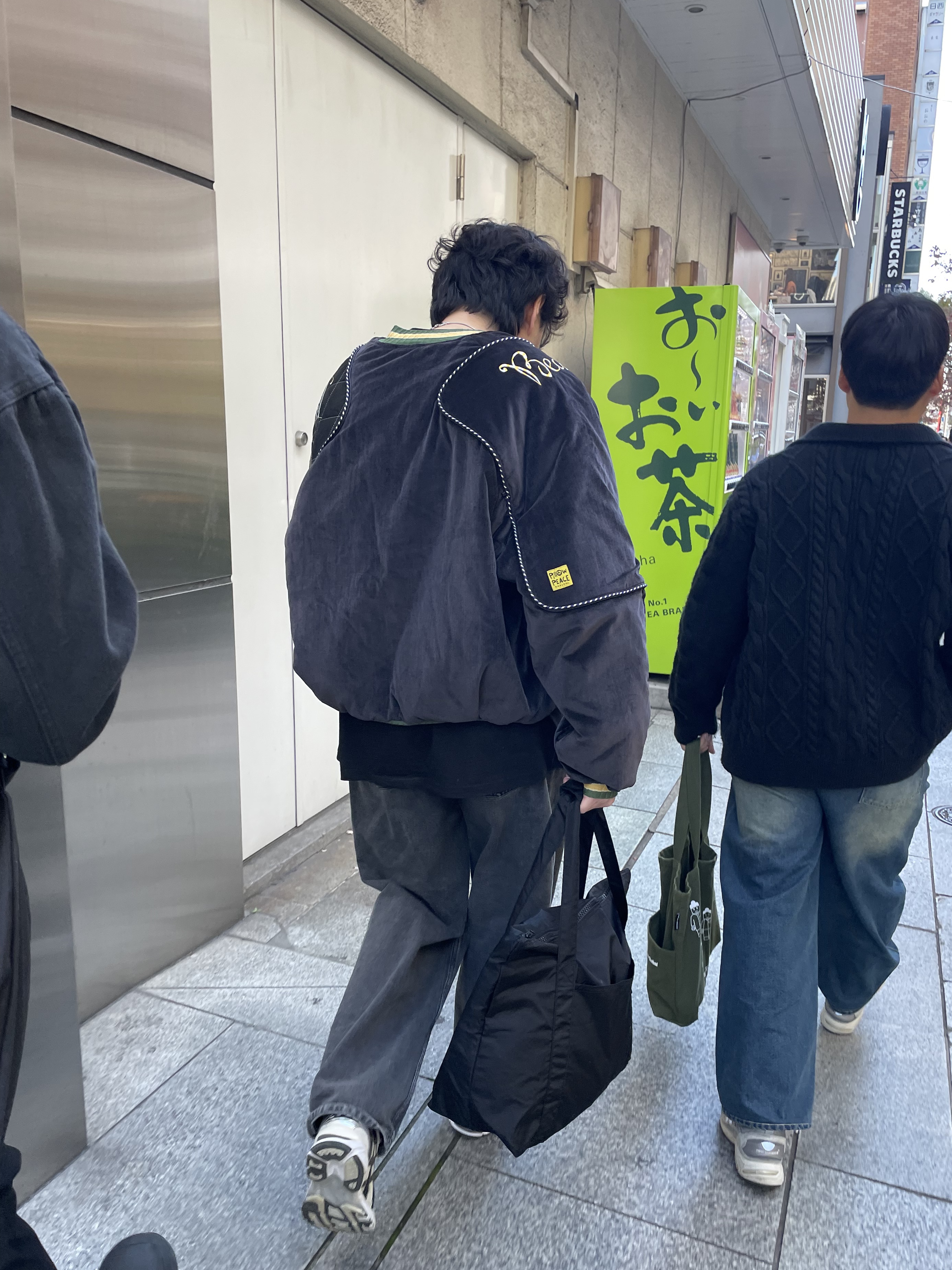 Supreme x Stone Island Denim Trucker Jacket Black - 23FW, Zara Utility Pocket Pants Black 착용 스타일 - 4