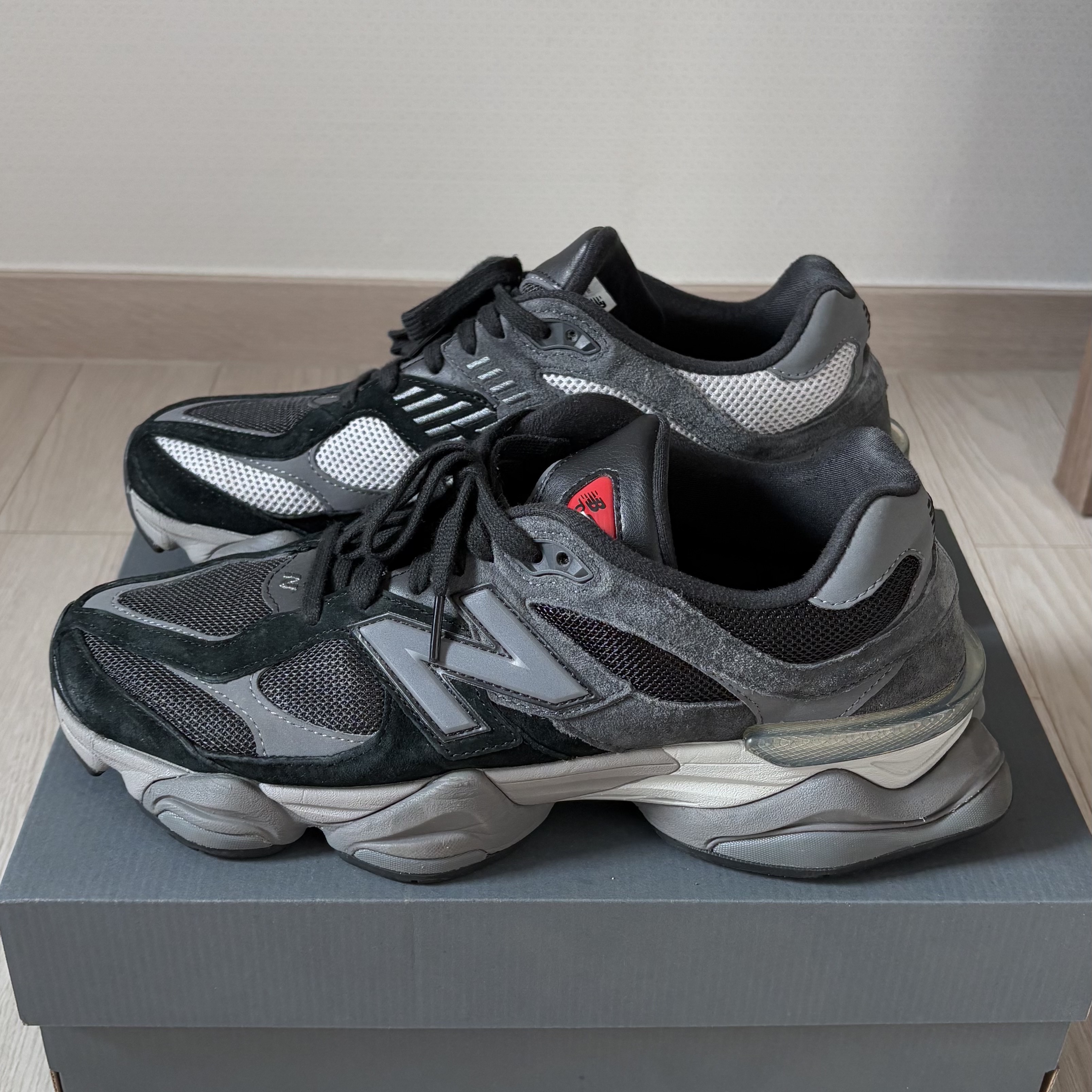 New Balance 9060 Black Castlerock 착용 스타일 - 3