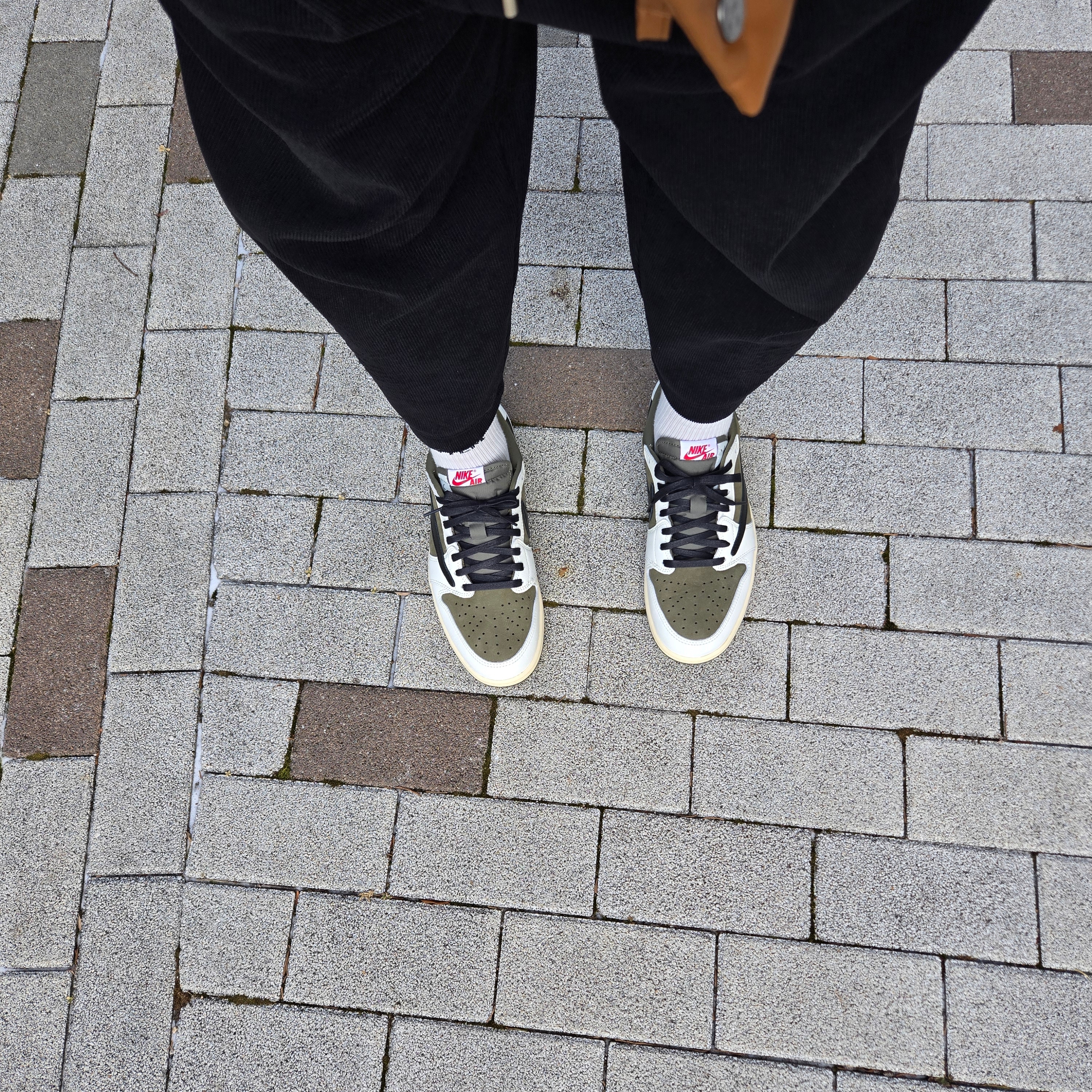 Jordan 1 x Travis Scott Retro Low OG SP Reverse Olive, Carhartt WIP x IAB Studio Canvas 6-Panel Cap Hamilton Brown 착용 스타일 - 3