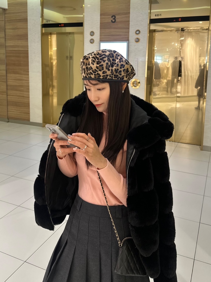 Chanel Clutch with Chain Lambskin & Gold Black, Salomon XT-6 GTX Black Infinity 착용 스타일 - 3