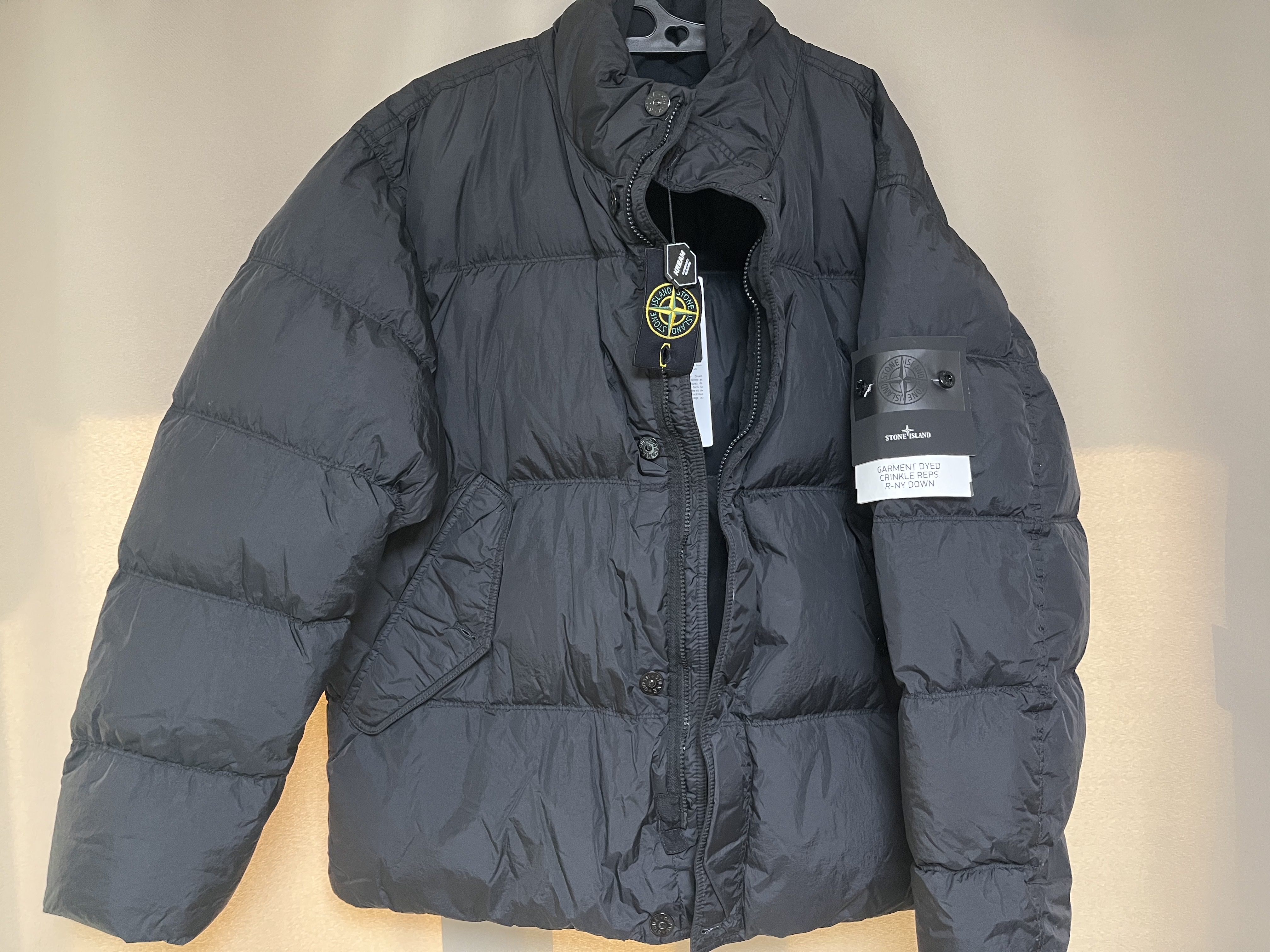 Stone Island 40123 Garment Dyed Crinkle Reps R-NY Down Jacket Black - 24FW 착용 스타일