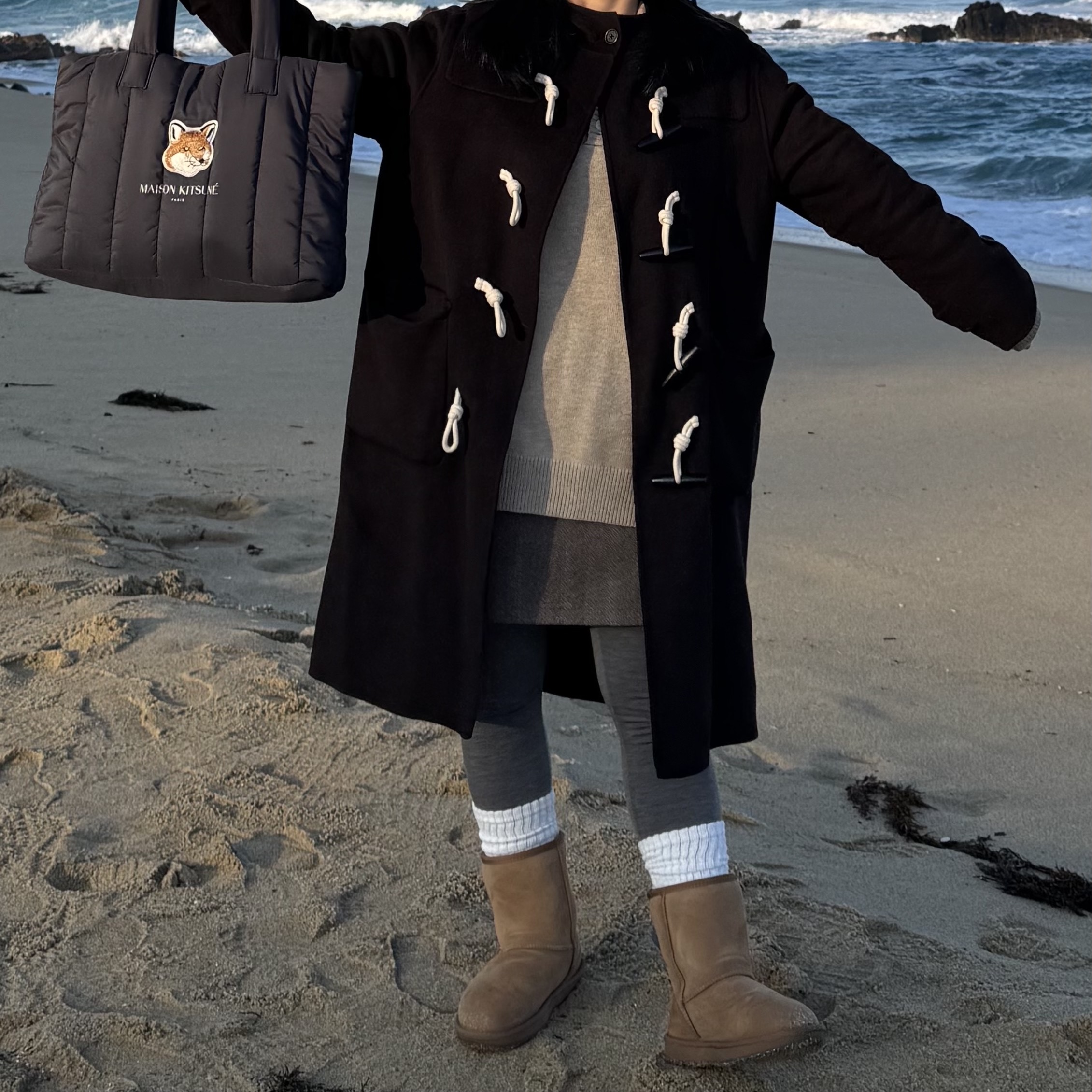Maison Kitsune x Laneige Padded Bag Navy, (W) UGG Classic Short II Boots Chestnut 착용 스타일