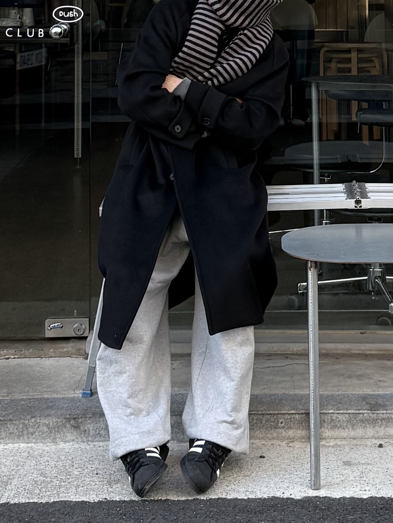 Adidas Superstar Core Black White 착용 스타일 - 5