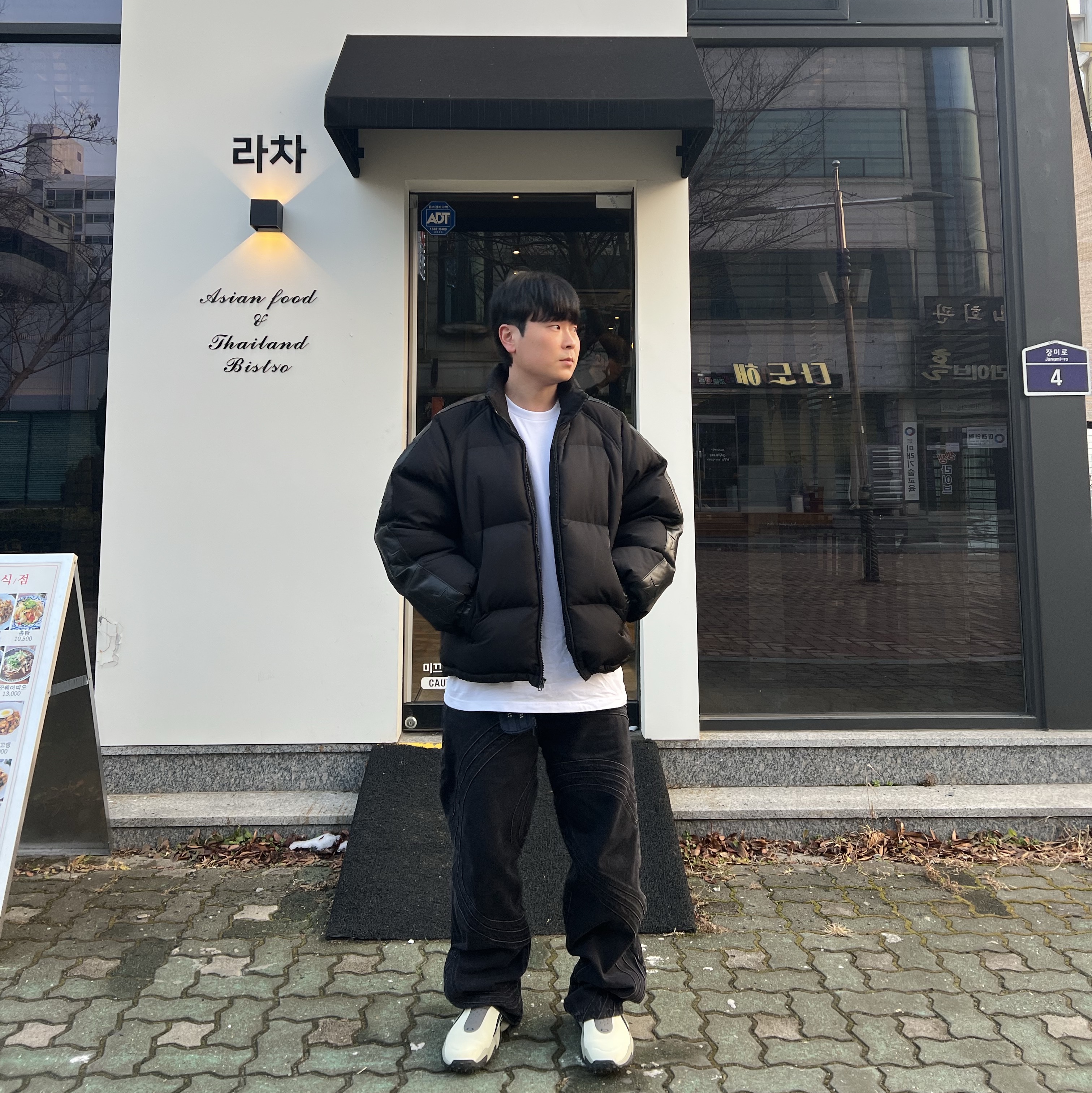 Supreme Star Sleeve Down Puffer Jacket Black - 23FW, Supreme S Logo Loose Fit Jean Washed Black - 24SS 착용 스타일 - 1