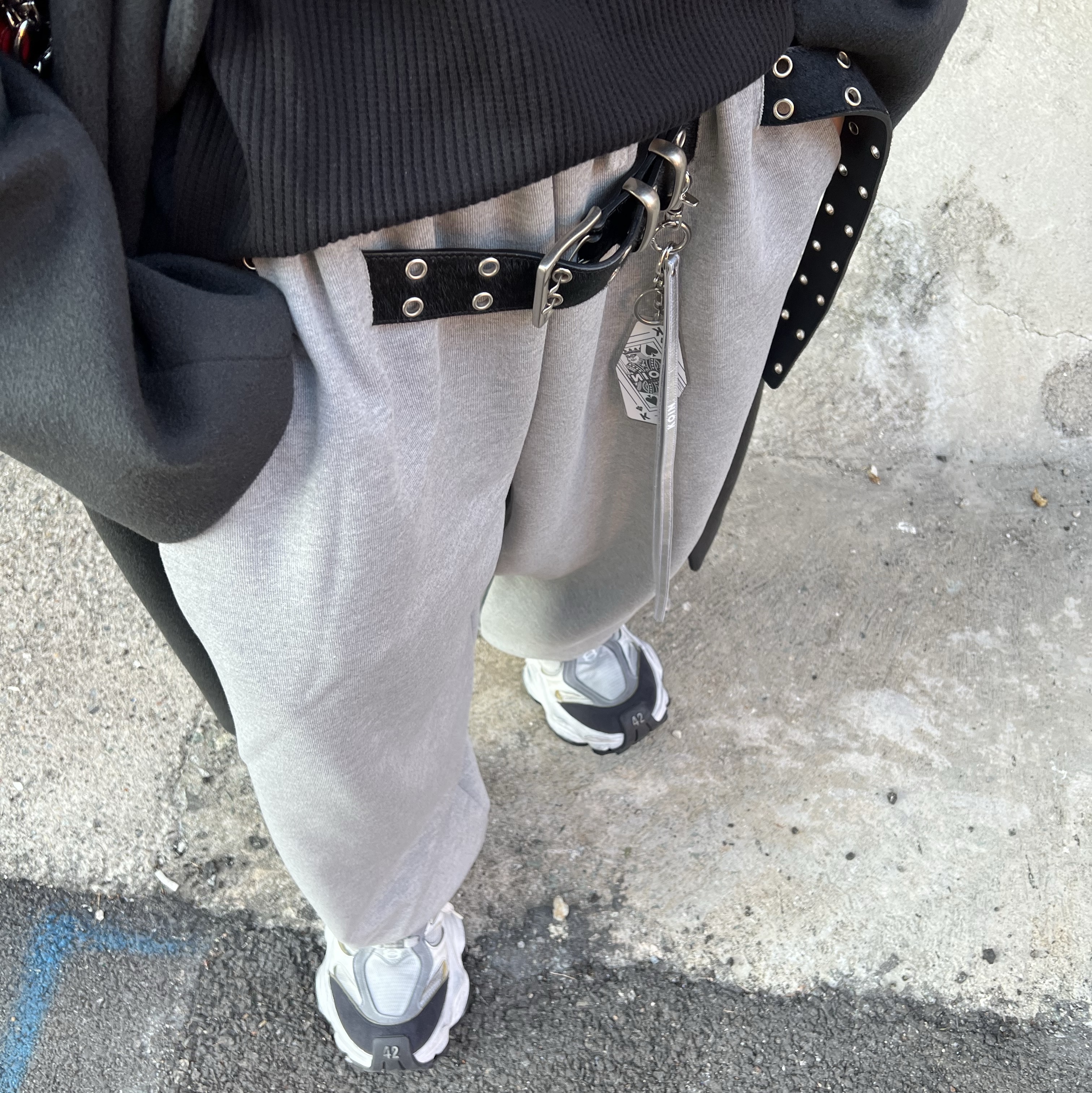 Balenciaga Cargo Sneakers White Grey 착용 스타일 - 6