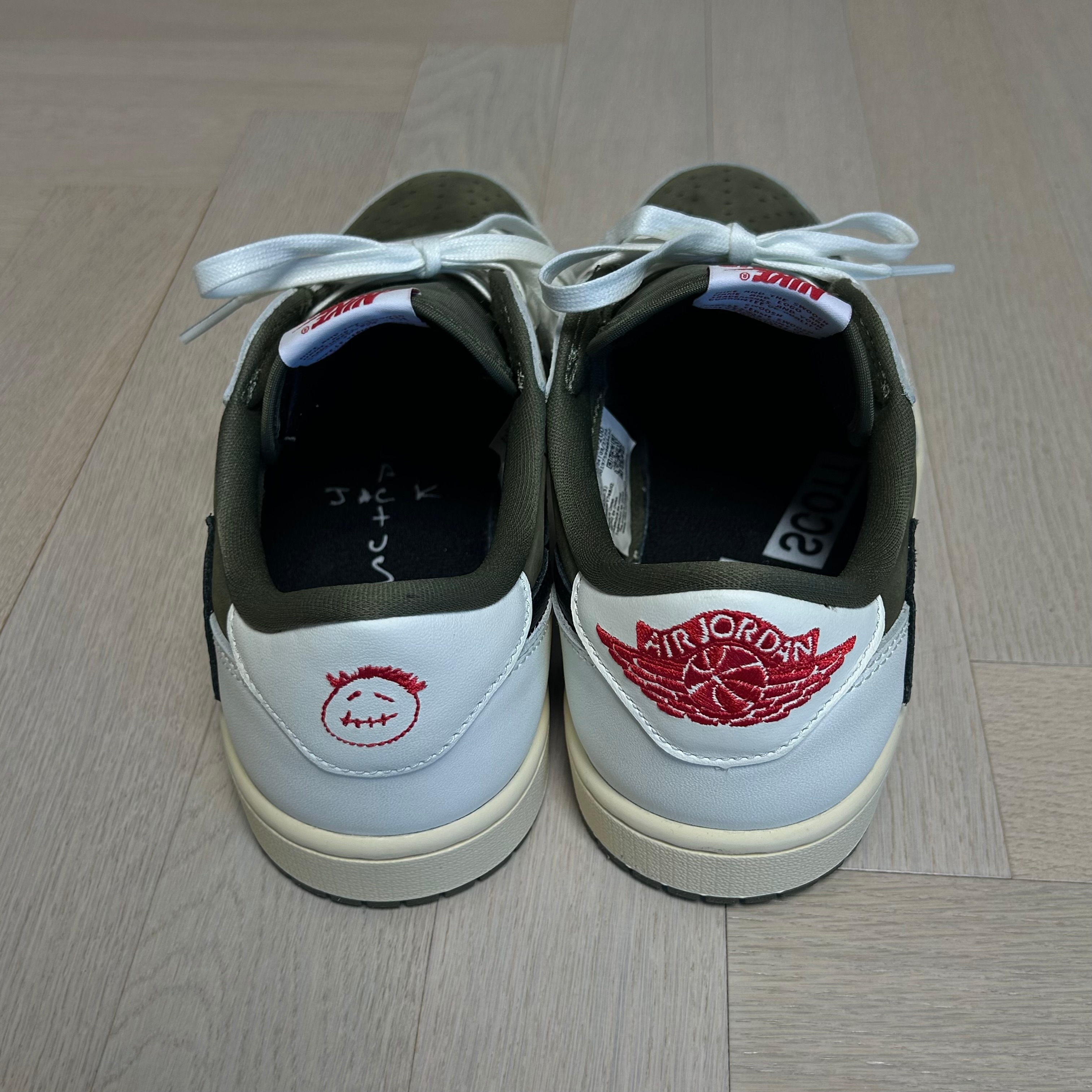 Jordan 1 x Travis Scott Retro Low OG SP Reverse Olive 착용 스타일 - 4