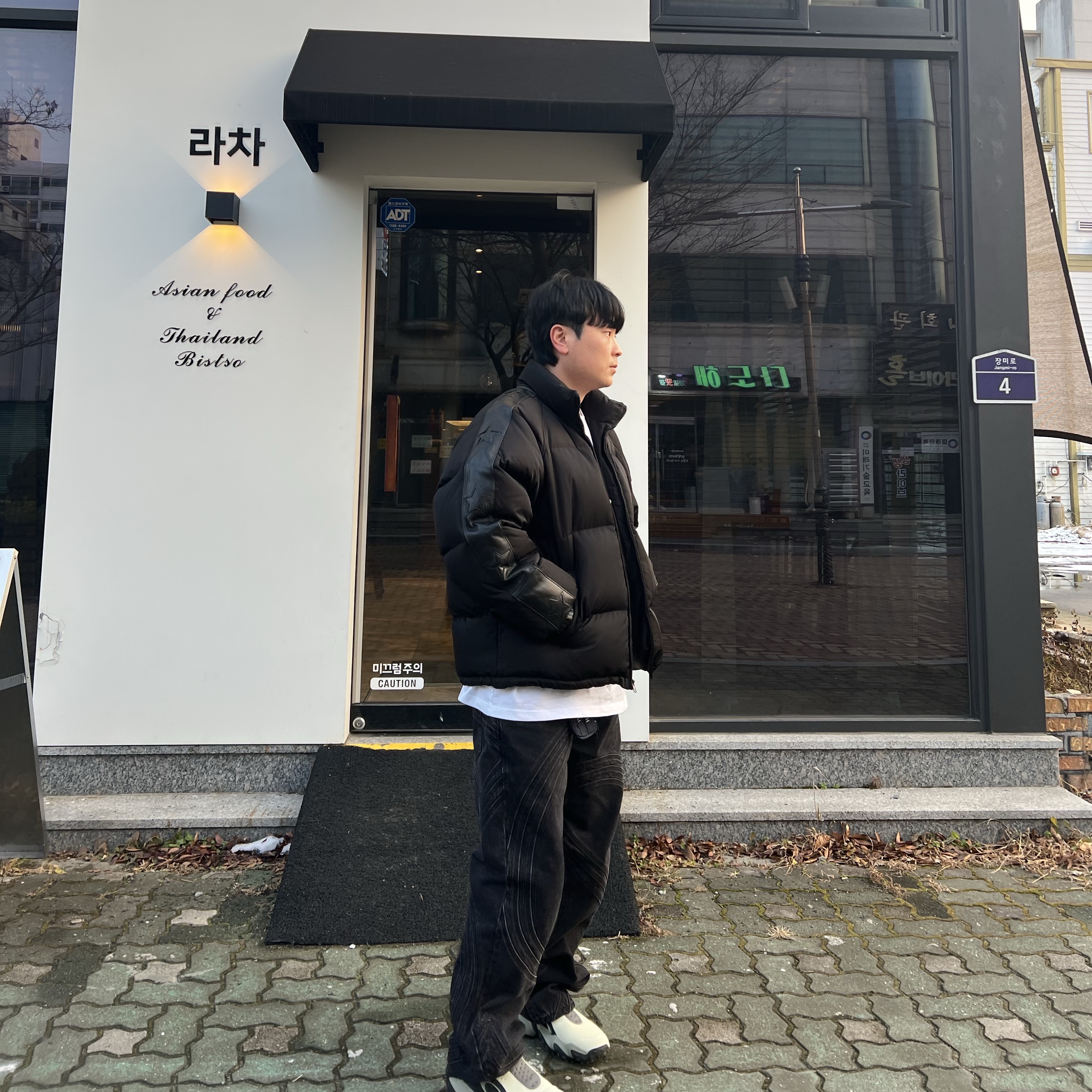 Supreme Star Sleeve Down Puffer Jacket Black - 23FW, Supreme S Logo Loose Fit Jean Washed Black - 24SS 착용 스타일 - 2