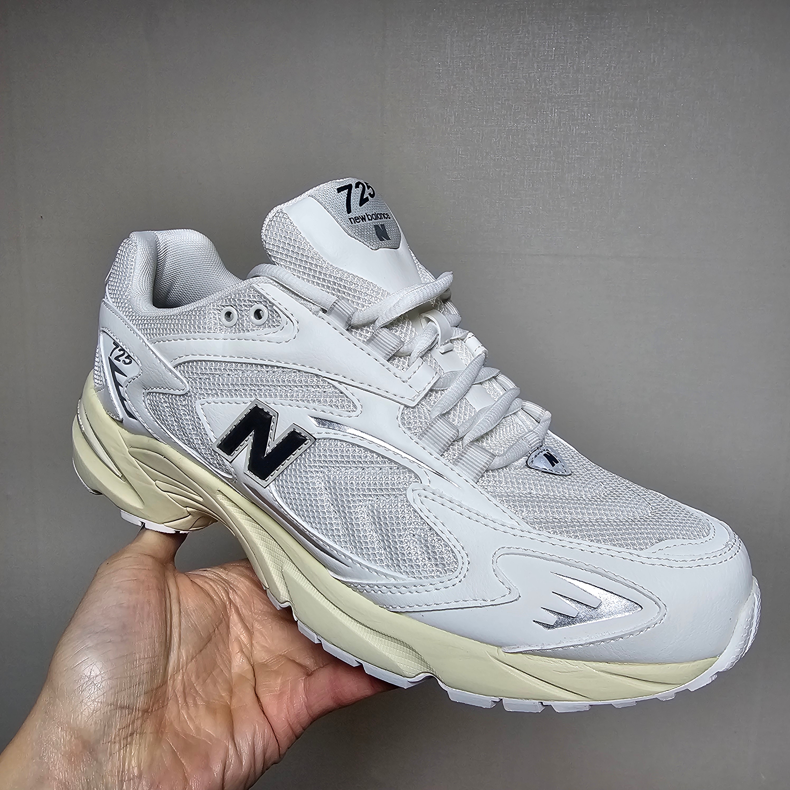 New Balance 725 Sea Salt Phantom 착용 스타일 - 1