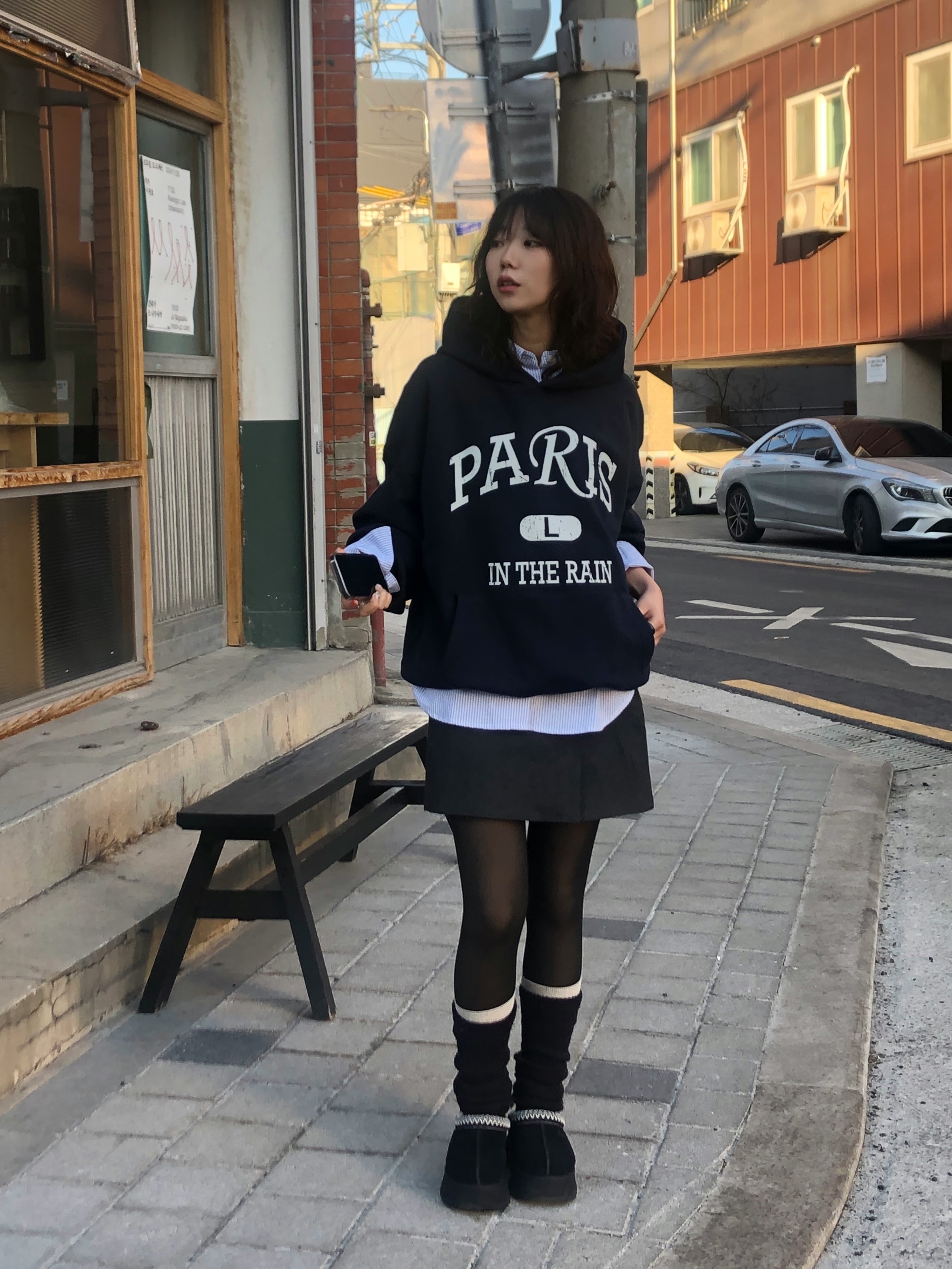 (W) UGG Tazz Slipper Black 착용 스타일 - 1