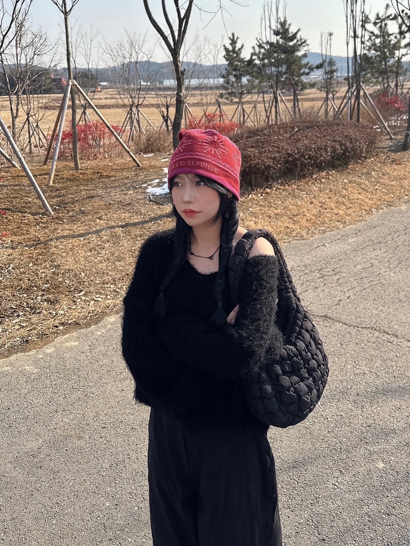 COS Quilted Mini Bag Black 착용 스타일 - 3