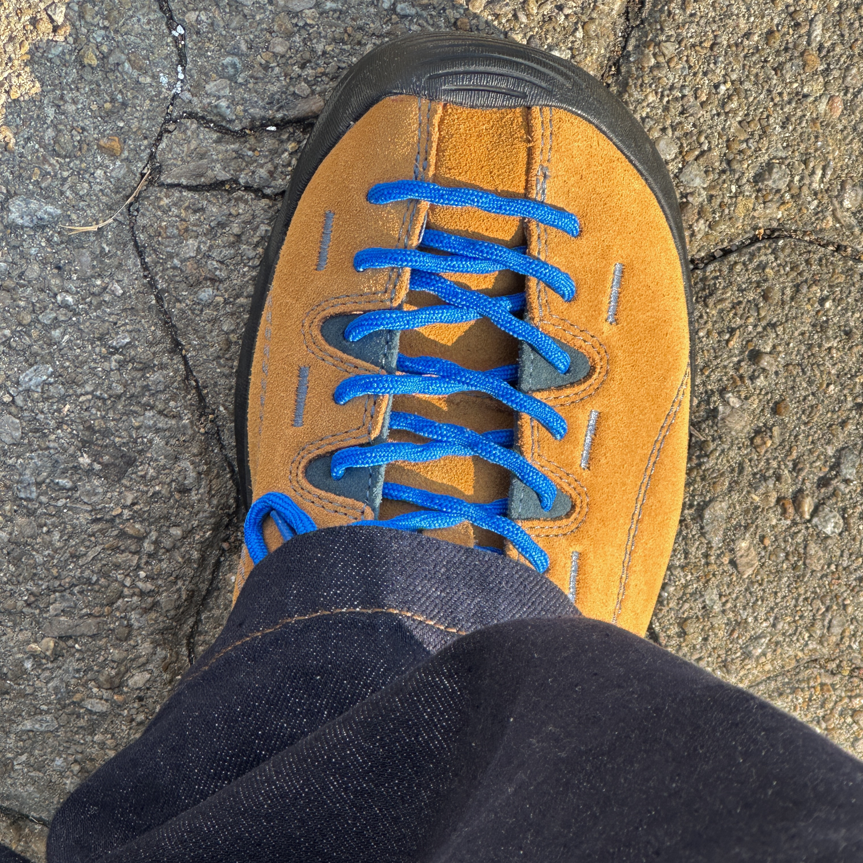 Keen Jasper Suede Sneakers Camel 착용 스타일