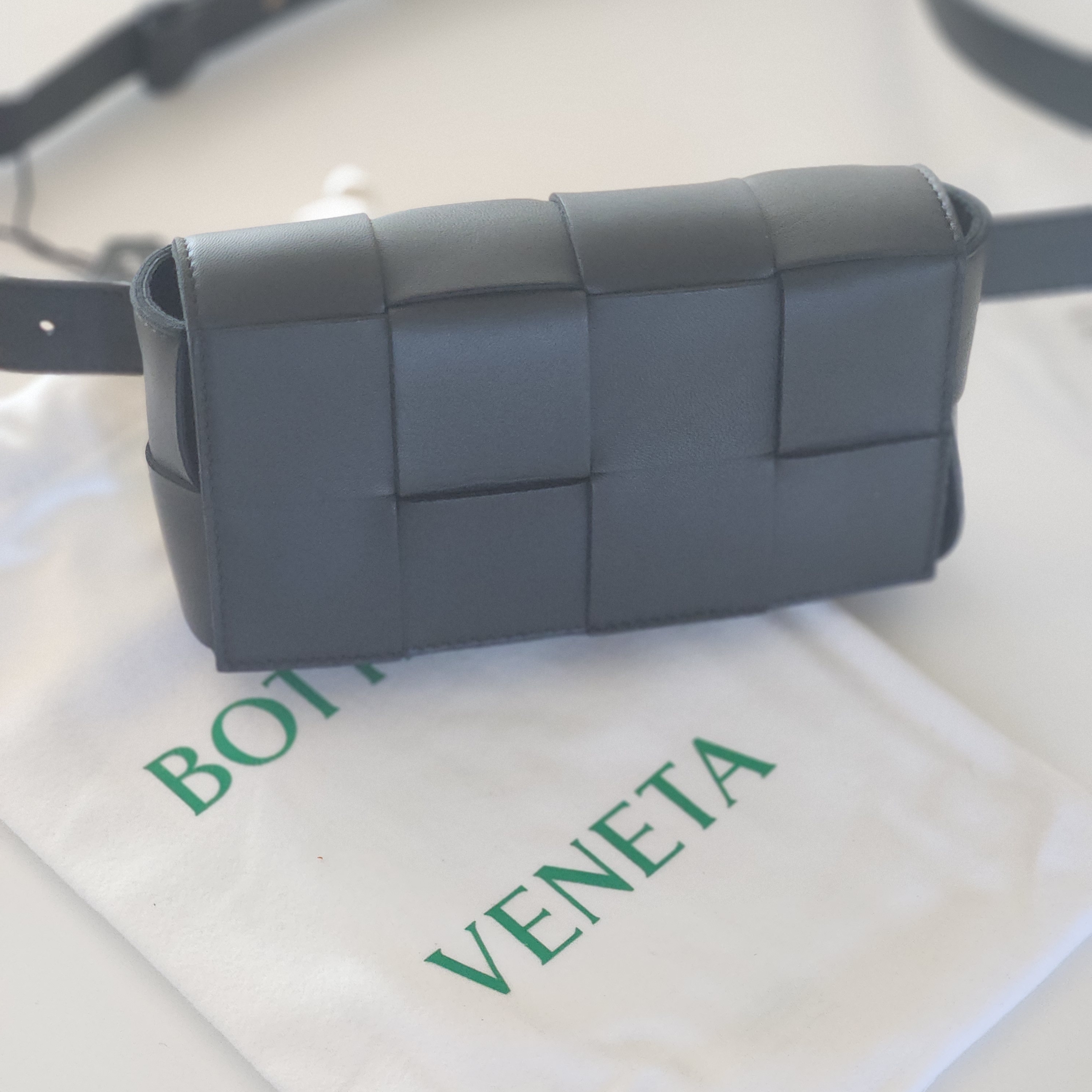 Bottega Veneta Mini Lambskin Leather Belt Cassette Black 착용 스타일