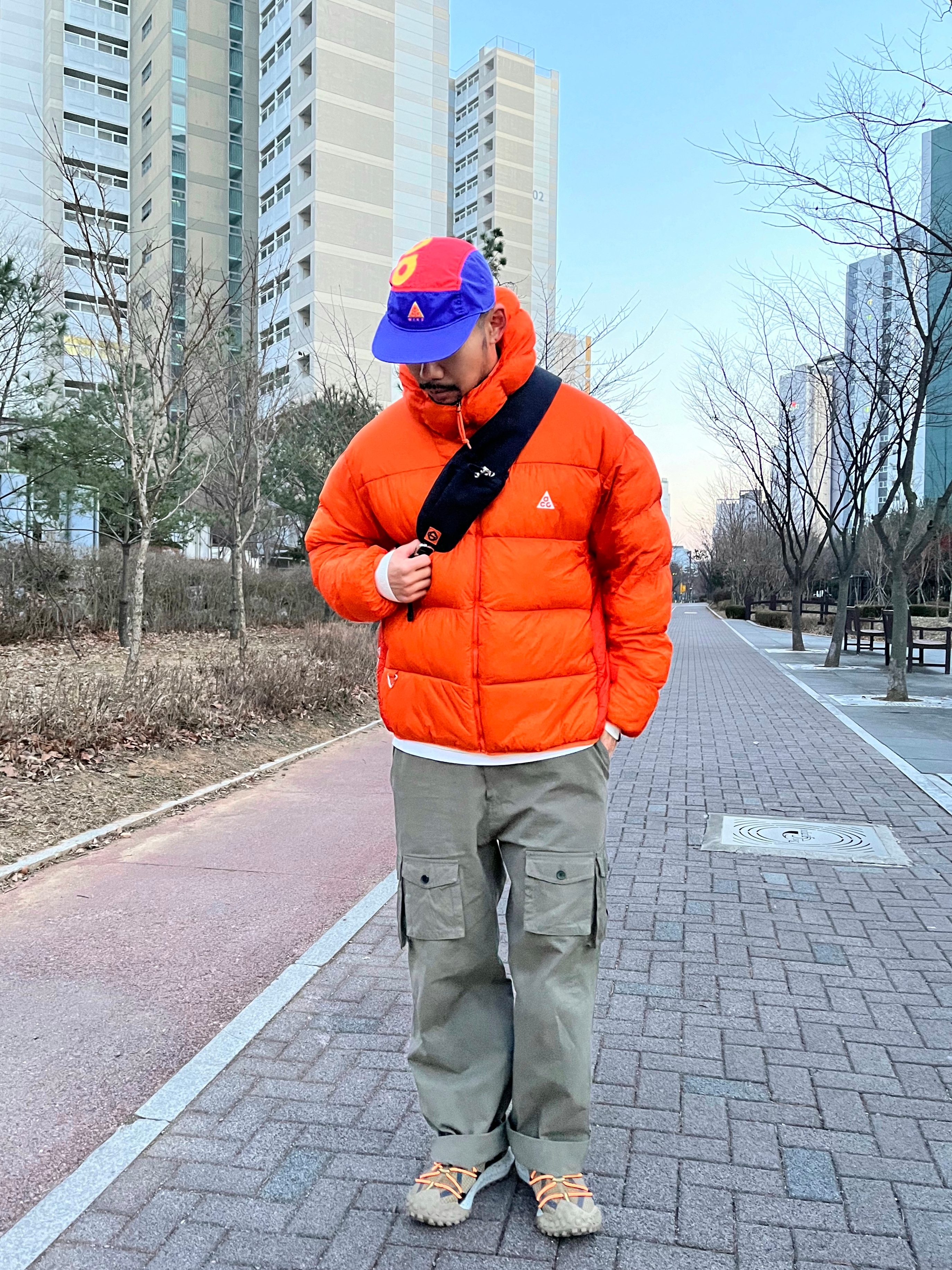 Nike ACG Therma-Fit ADV Lunar Lake Puffer Jacket Safety Orange - Asia, Nike ACG Mountain Fly Low Gore-Tex SE Hazel Rush 착용 스타일 - 2