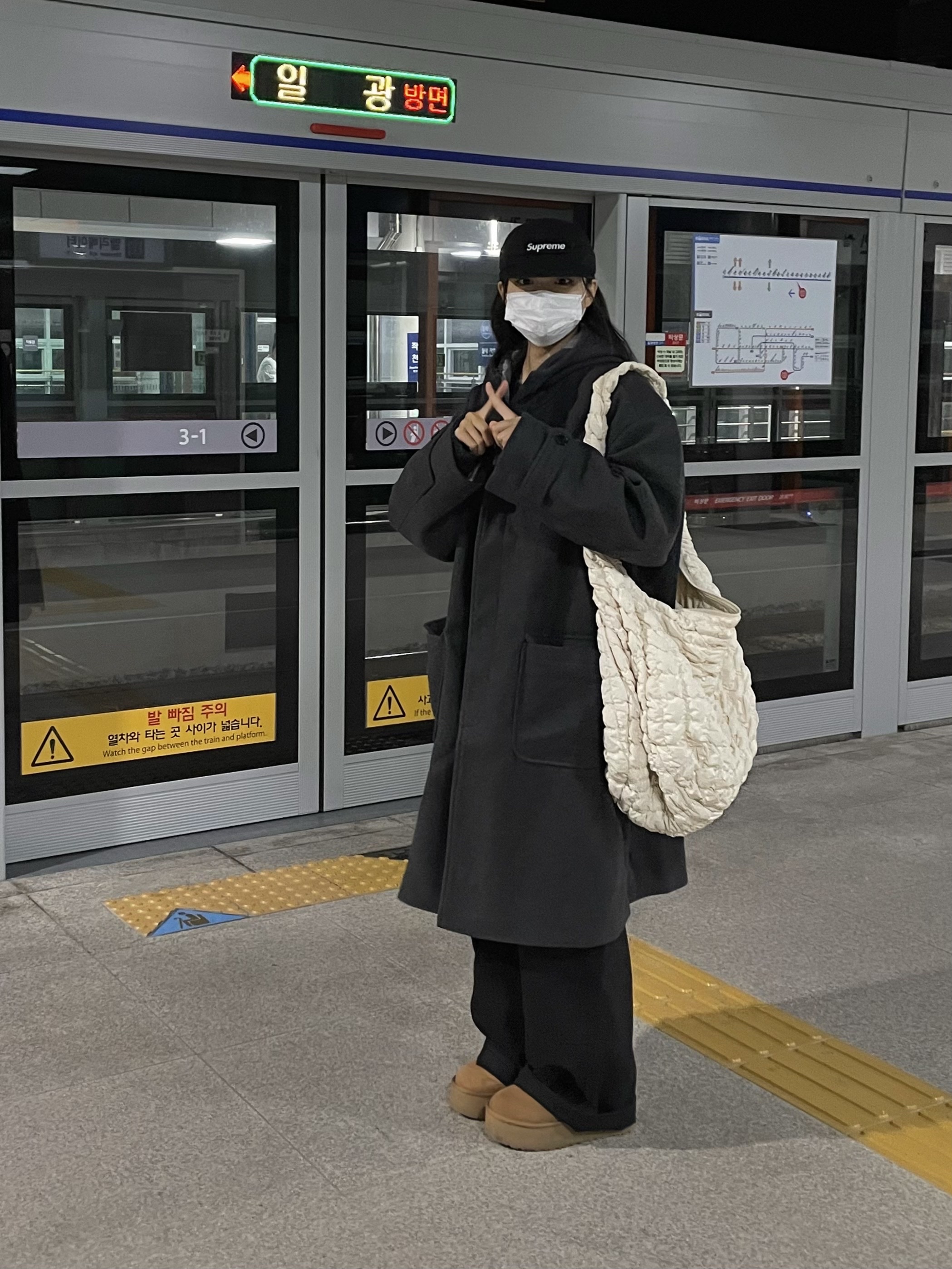 Supreme Waxed Cotton Camp Cap Black - 23FW, (W) UGG Classic Ultra Mini Platform Boots Chestnut 착용 스타일 - 1
