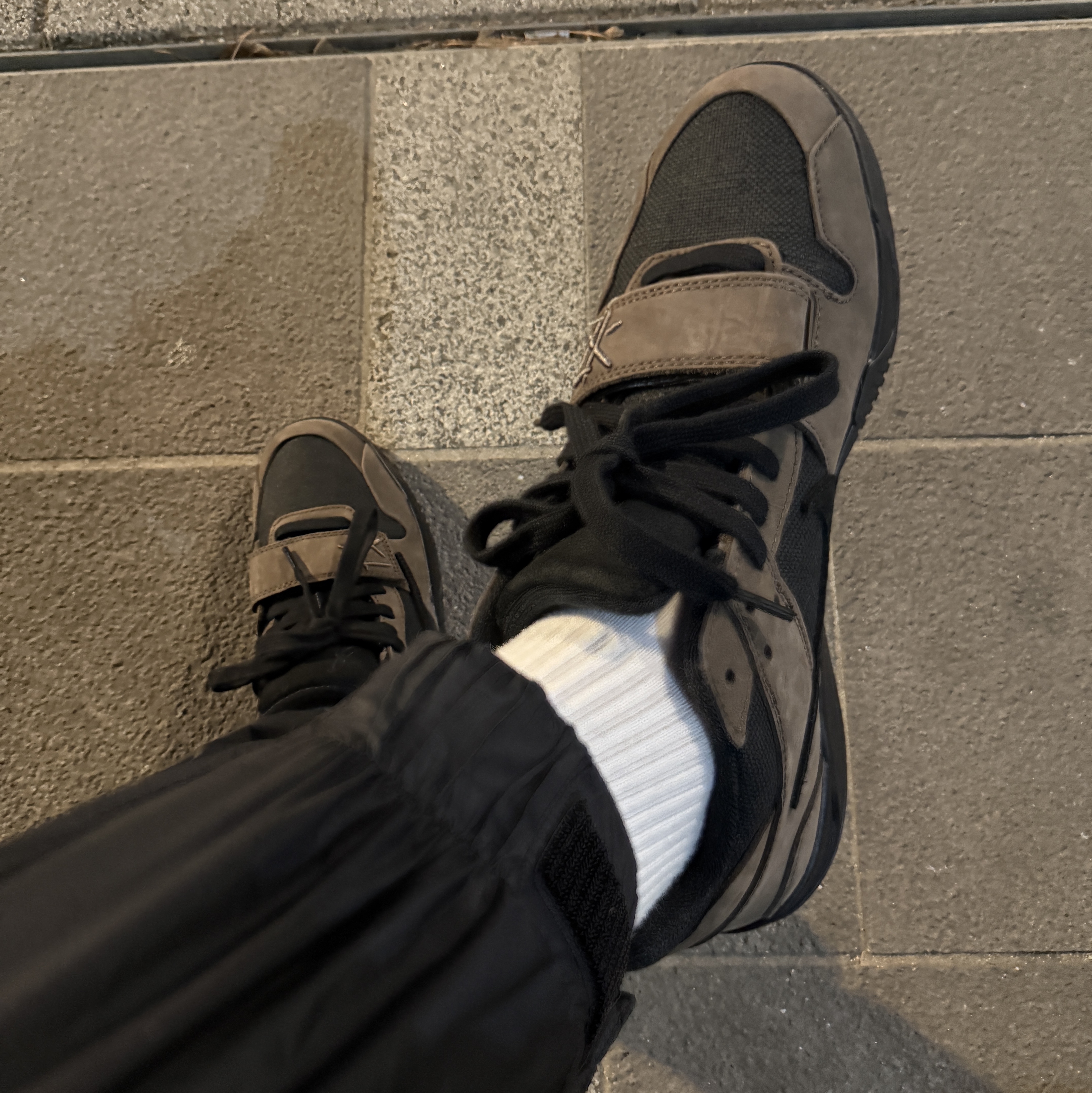 Jordan x Travis Scott Jumpman Jack TR Black and Dark Mocha 착용 스타일