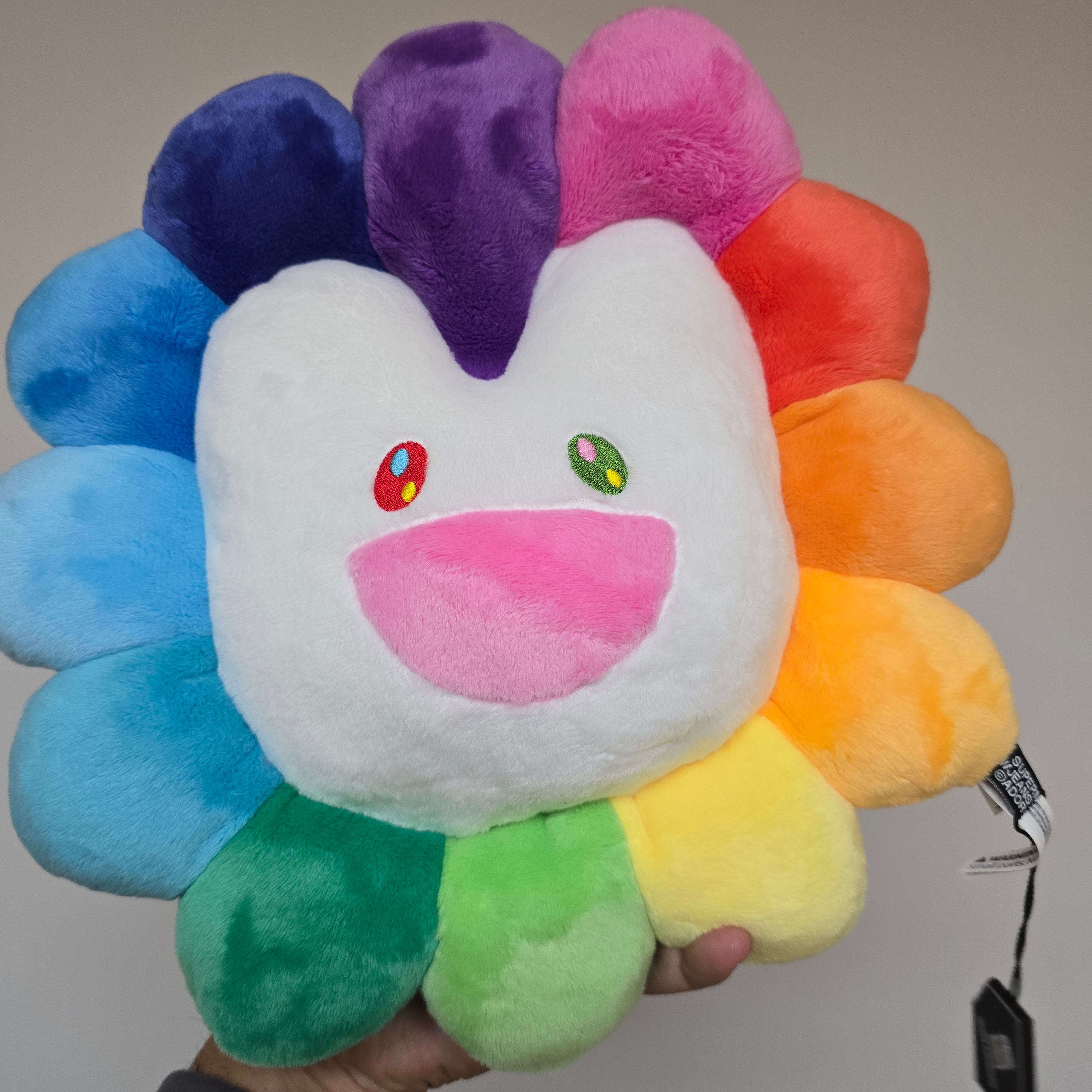 NewJeans x Murakami Cushion 30cm 착용 스타일