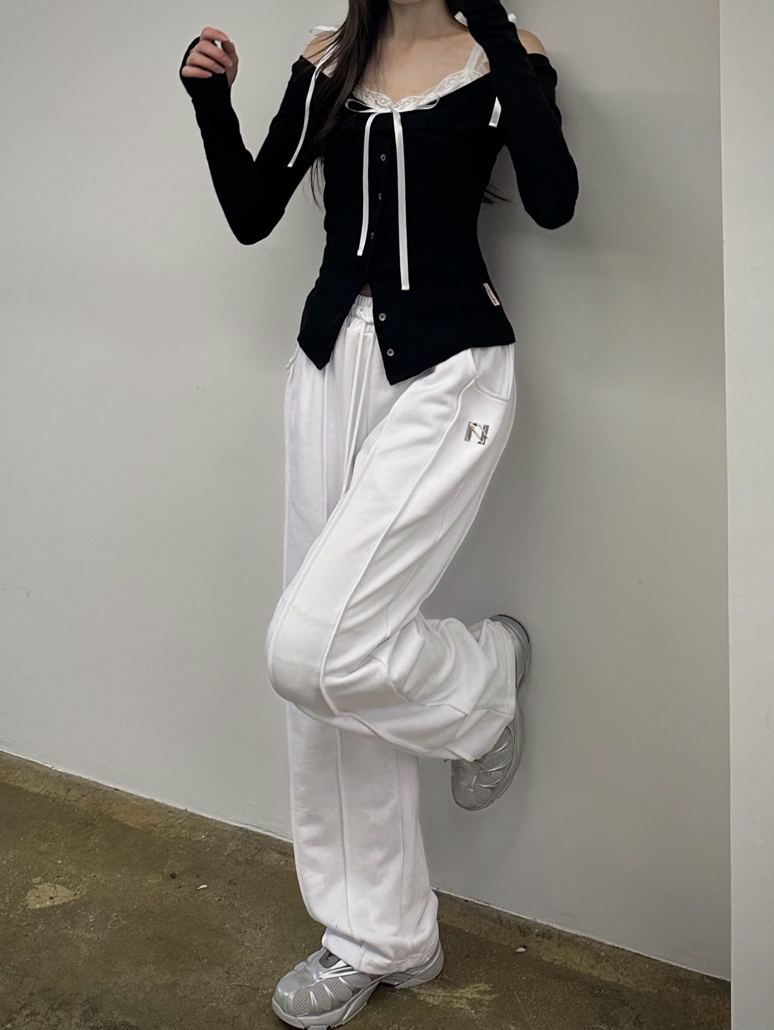 [KREAM 단독 / 예약 배송] Newalrin Lollipop Pin Tuck Jogger Pants Melange Charcoal, [KREAM 단독 / 예약 배송] Newalrin Lollipop Pin Tuck Jogger Pants Snow White 착용 스타일