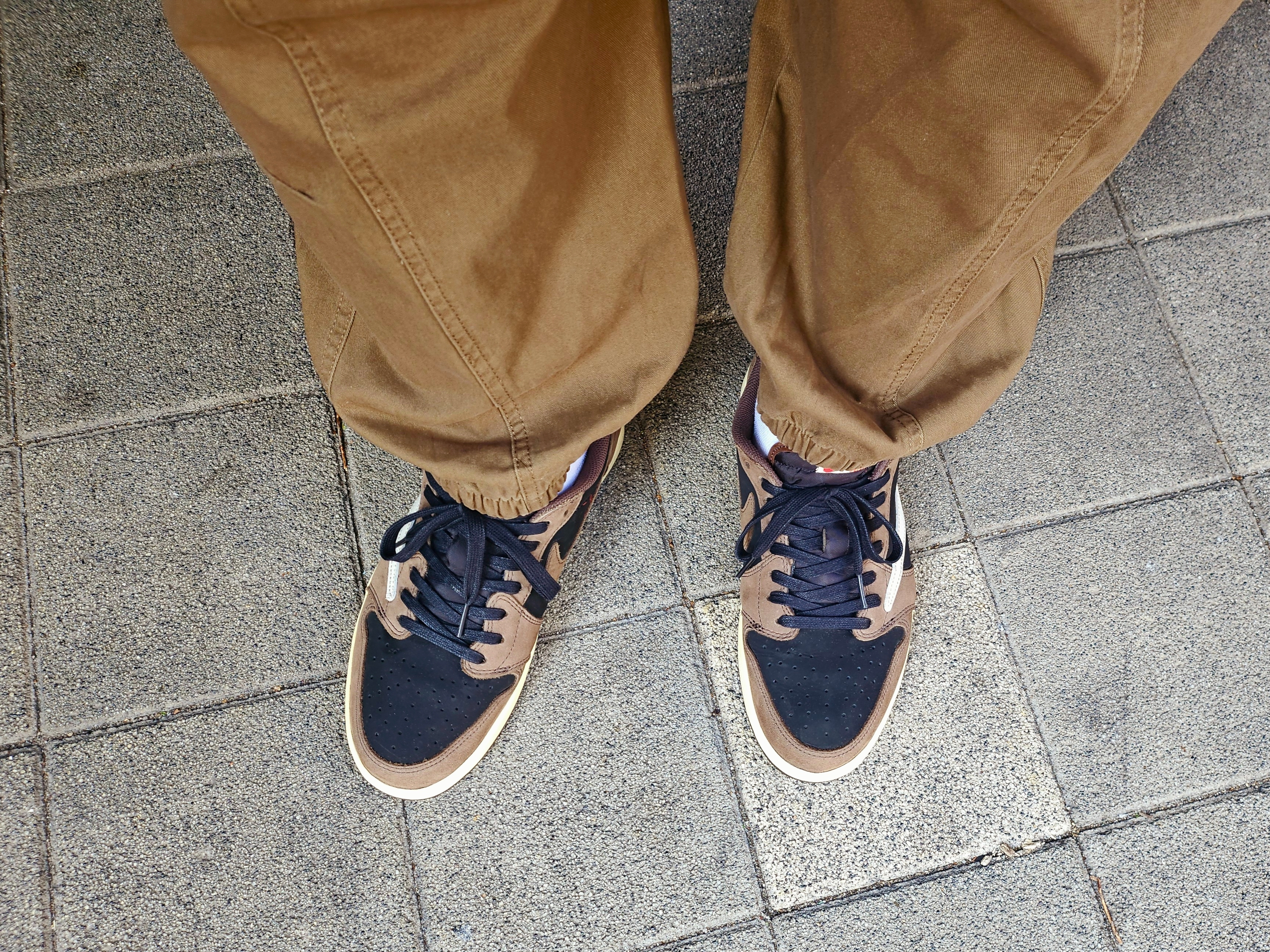 Jordan 1 x Travis Scott Retro Low OG SP Mocha 착용 스타일 - 2