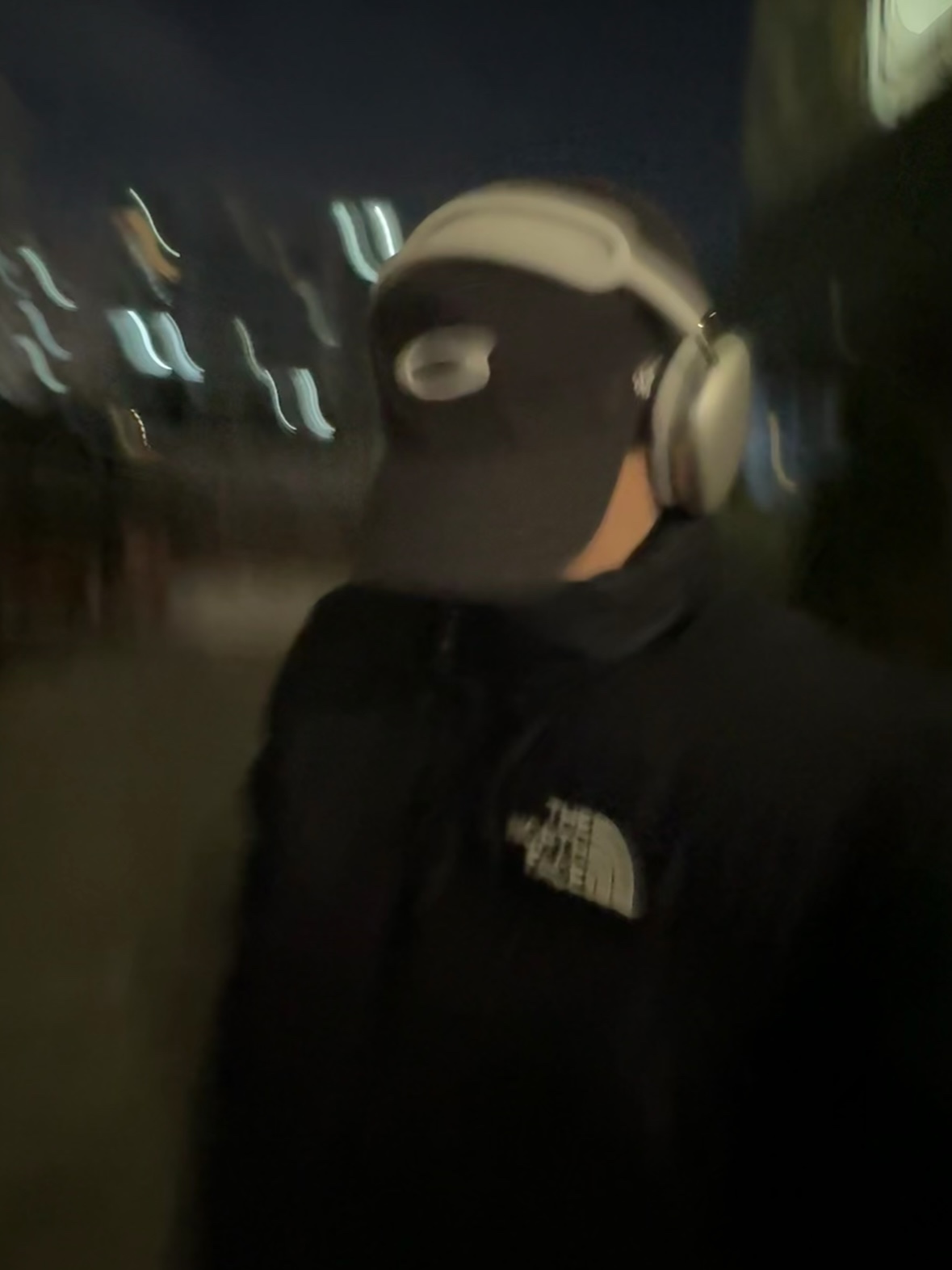 Oakley Remix Dad Hat Blackout, Apple AirPods Max Lightning Silver (Korean Ver.) 착용 스타일 - 3