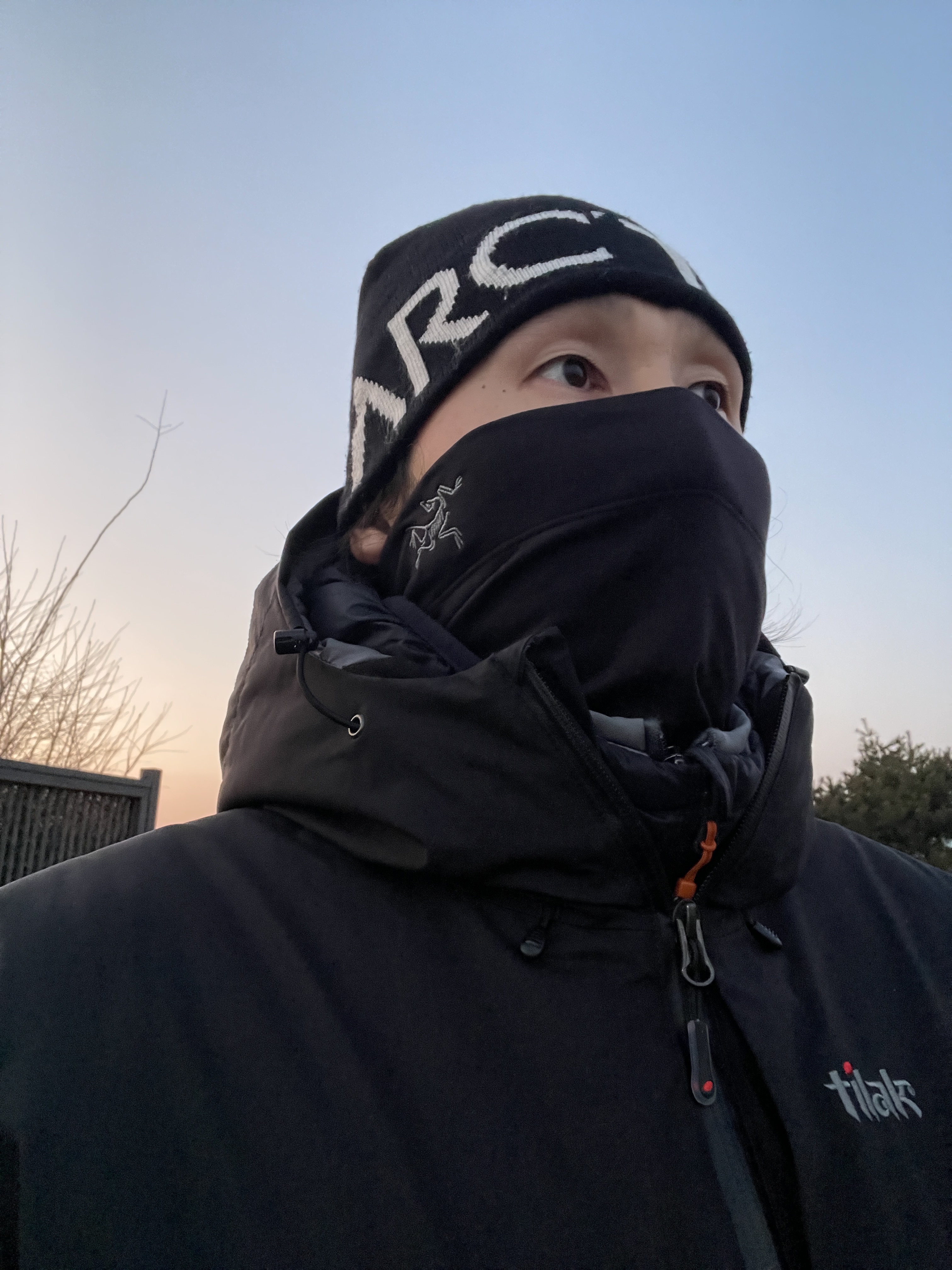 Arc'teryx Word Head Toque Orca, Tilak Svalbard Infinium Jacket Caviar Black 착용 스타일