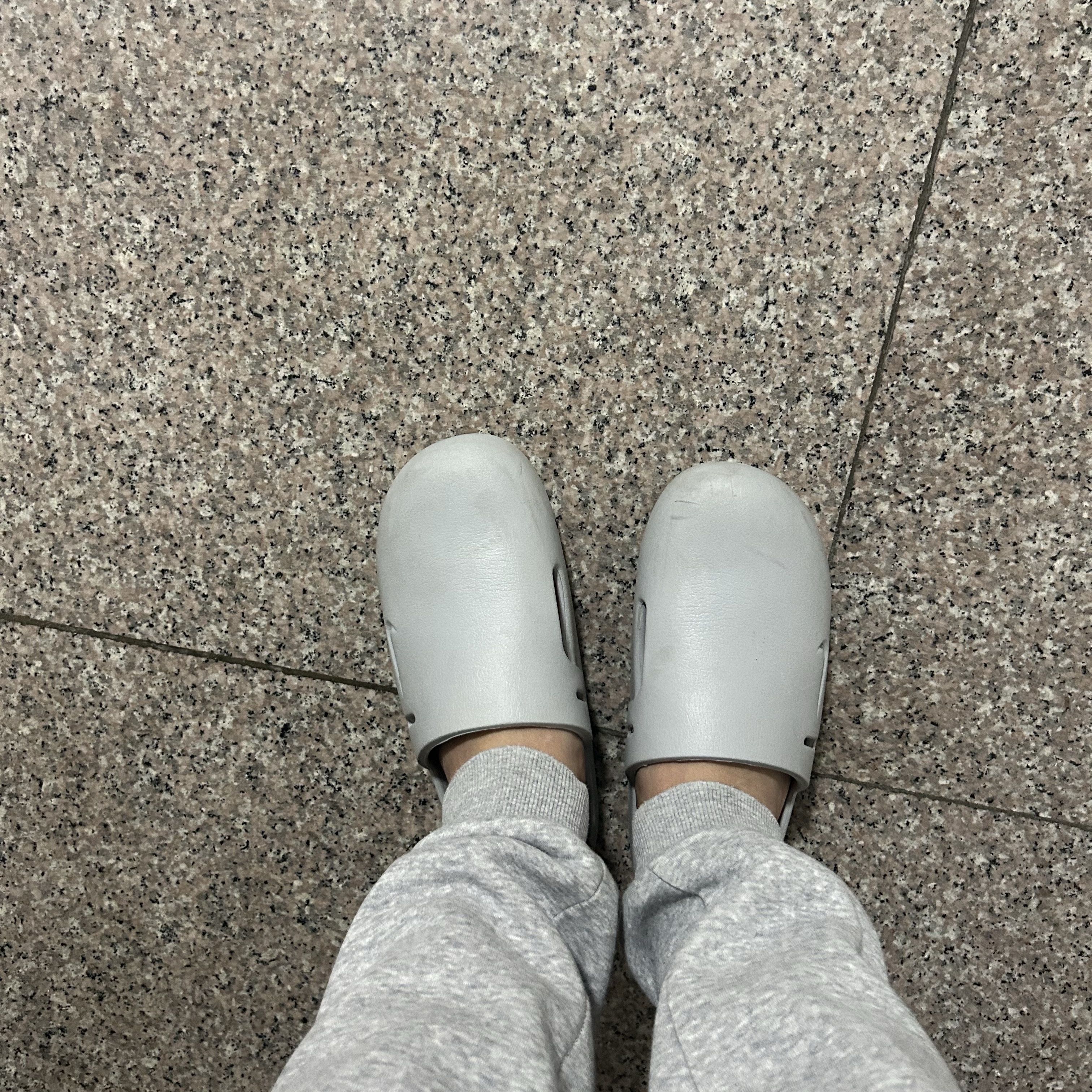 Nike Calm Mule Light Smoke Grey 착용 스타일