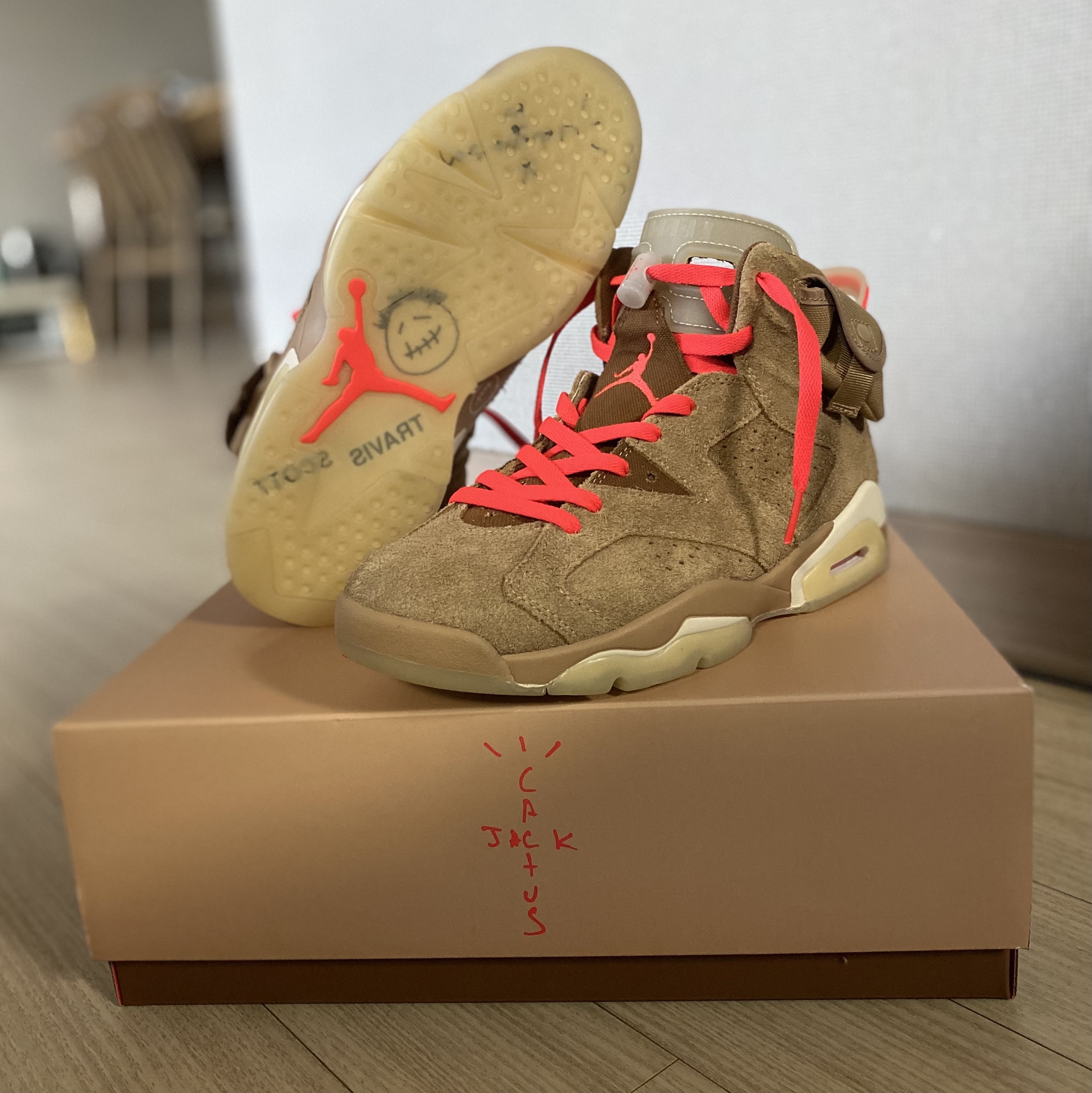 Jordan 6 x Travis Scott Retro SP British Khaki 착용 스타일 - 2