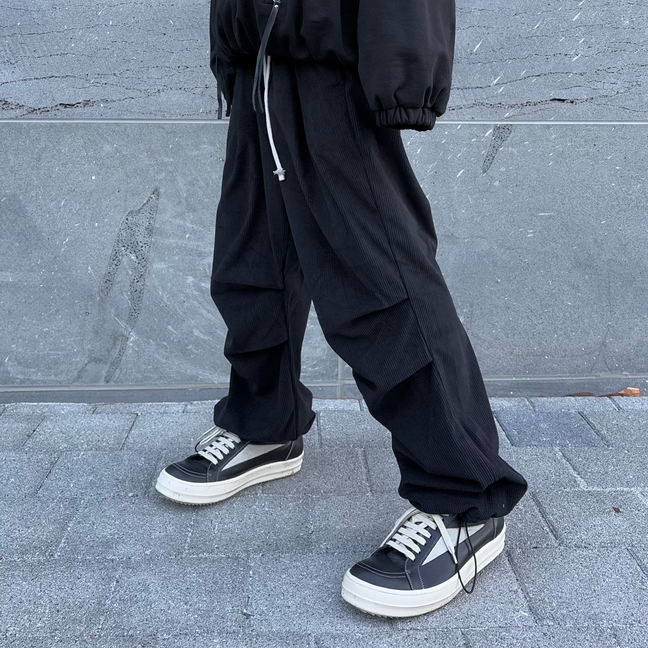 Rick Owens Lido Vintage Sneakers Black Milk 착용 스타일 - 4