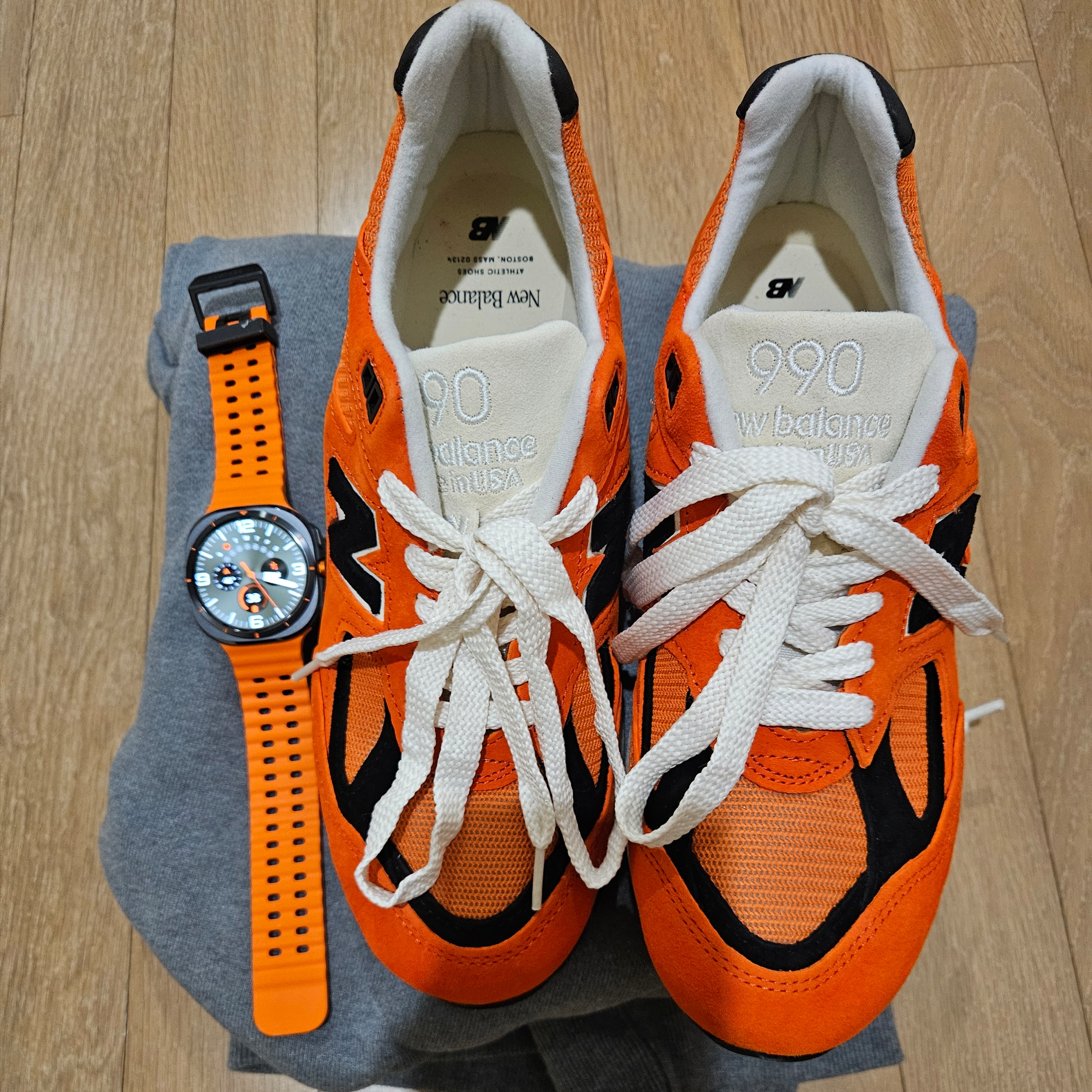 New Balance 990v2 Made in USA Marigold Black 착용 스타일