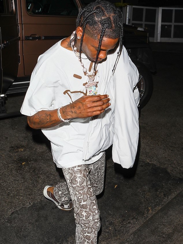 Dior x Cactus Jack B713 Sneakers Cream Coffee, Dior x Cactus Jack Chain Link Bracelet Silver 착용 스타일