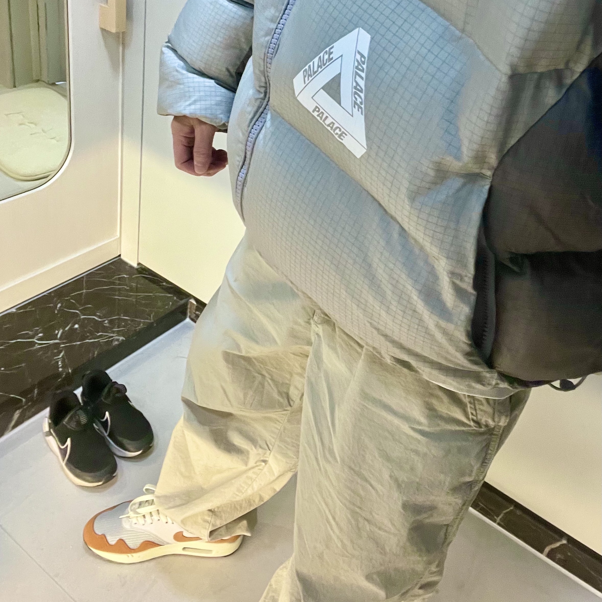 Palace Ripstop Puffa Concrete Grey - 24FW, Nike x Patta Air Max 1 Monarch 착용 스타일