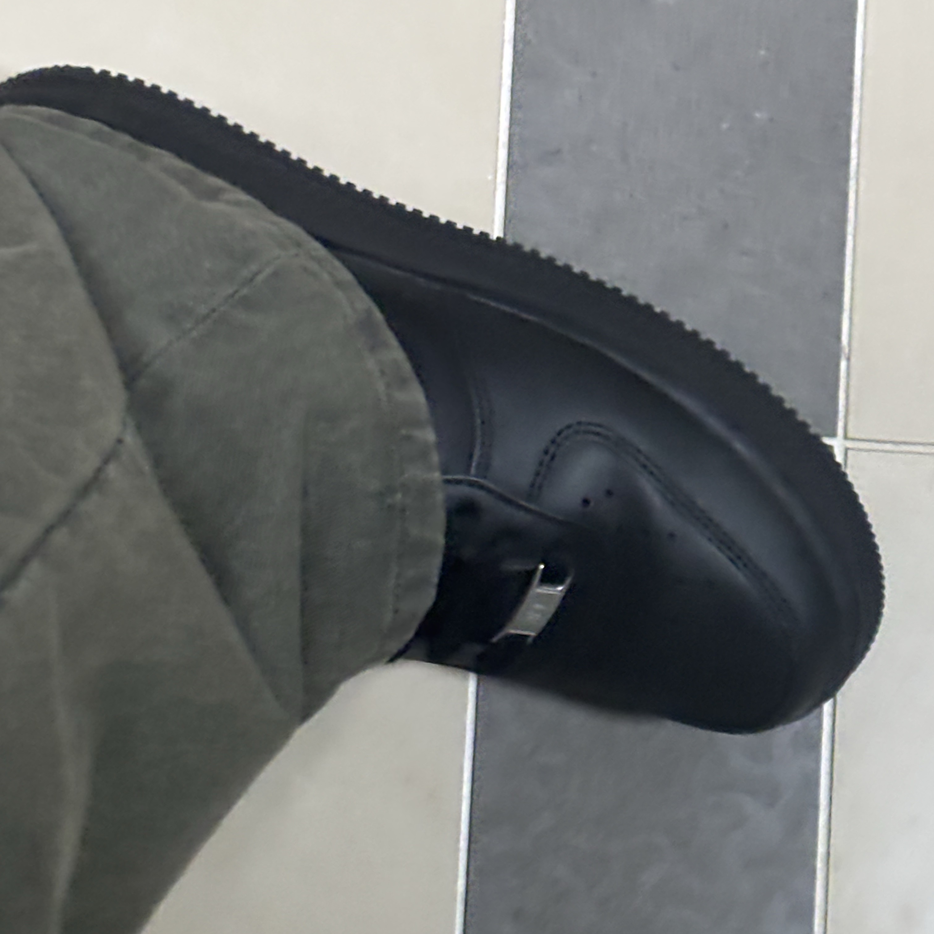 Nike Air Force 1 '07 Low Triple Black 착용 스타일 - 1