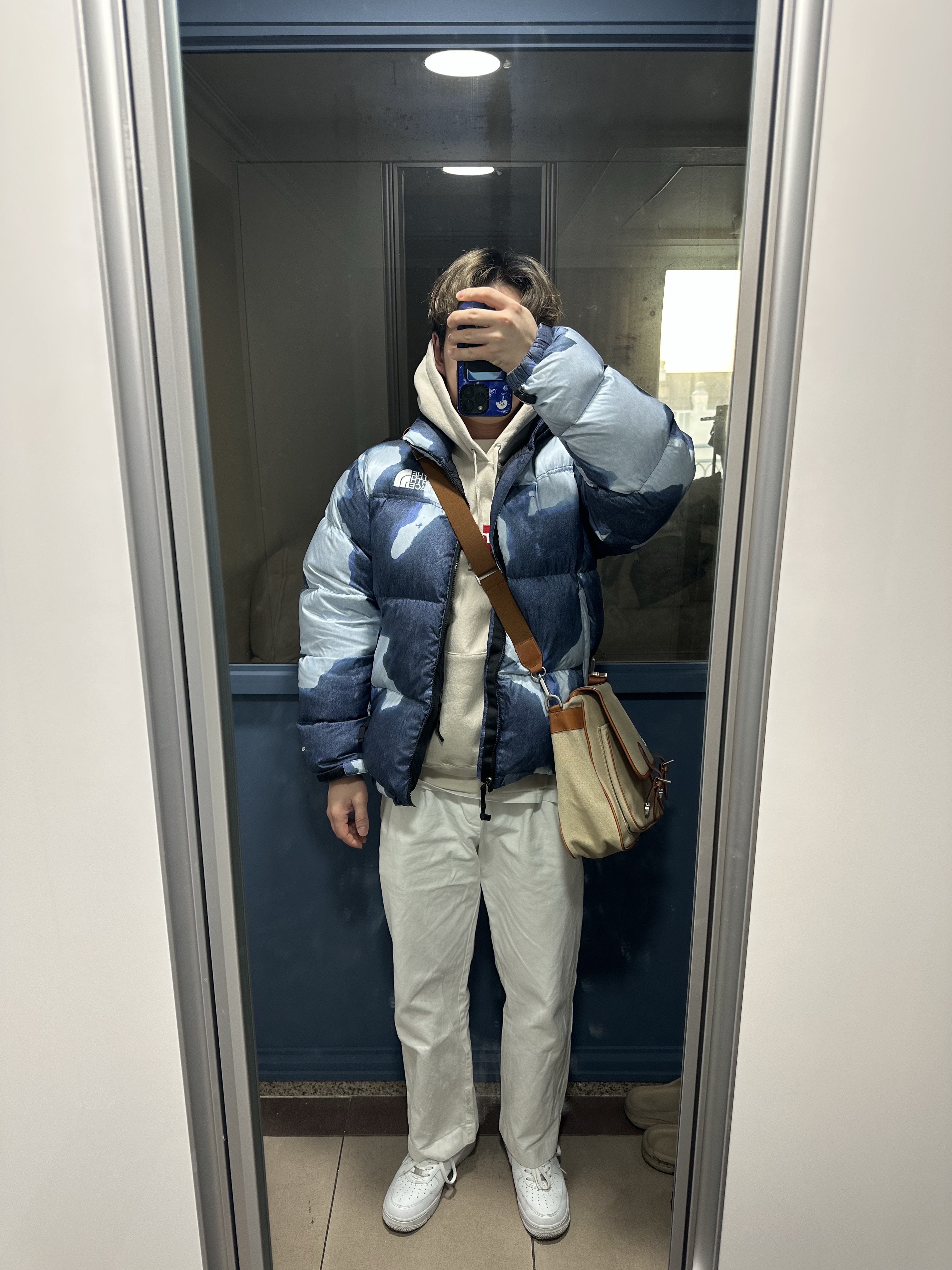 Supreme x The North Face Bleached Denim Print Nuptse Jacket Indigo - 21FW, Supreme Box Logo Hooded Sweatshirt Stone - 24FW 착용 스타일