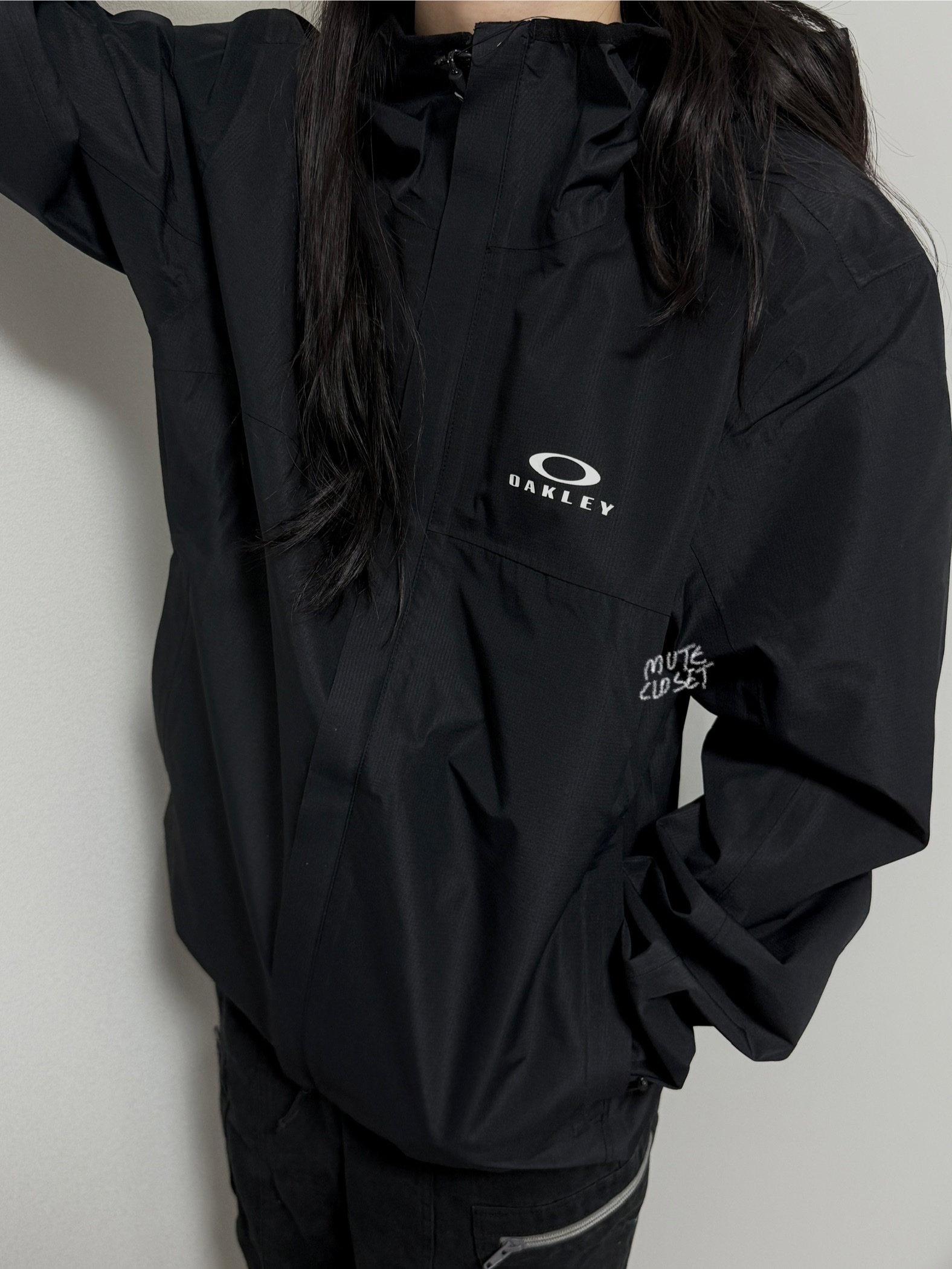 Oakley Elements Shell Jacket 2.0 Blackout, (W) Mischief Drawstring Pants Black 착용 스타일
