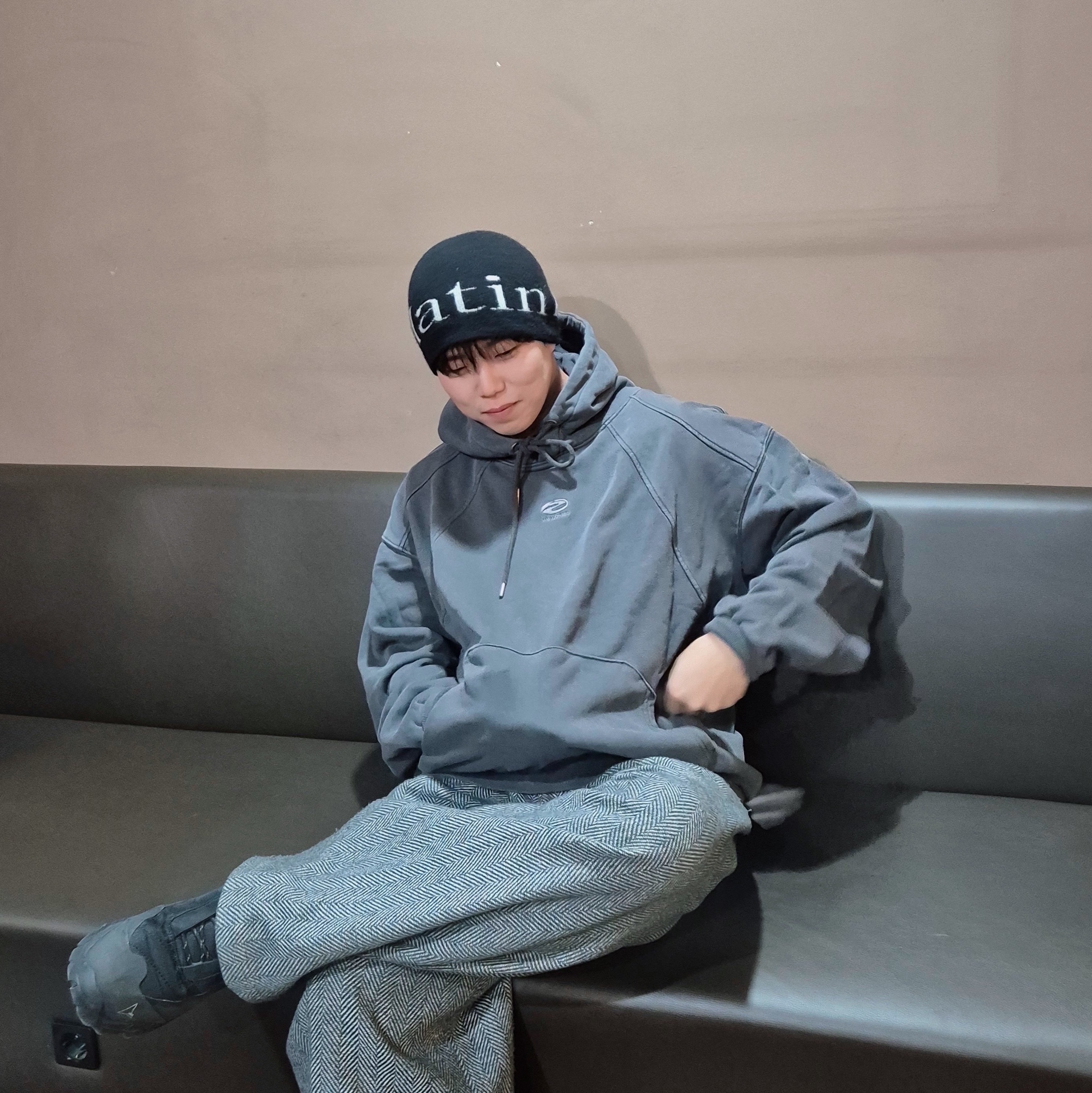 Roa Hiking Katharina Black, Matin Kim Logo Jacquard Short Beanie Black 착용 스타일 - 1