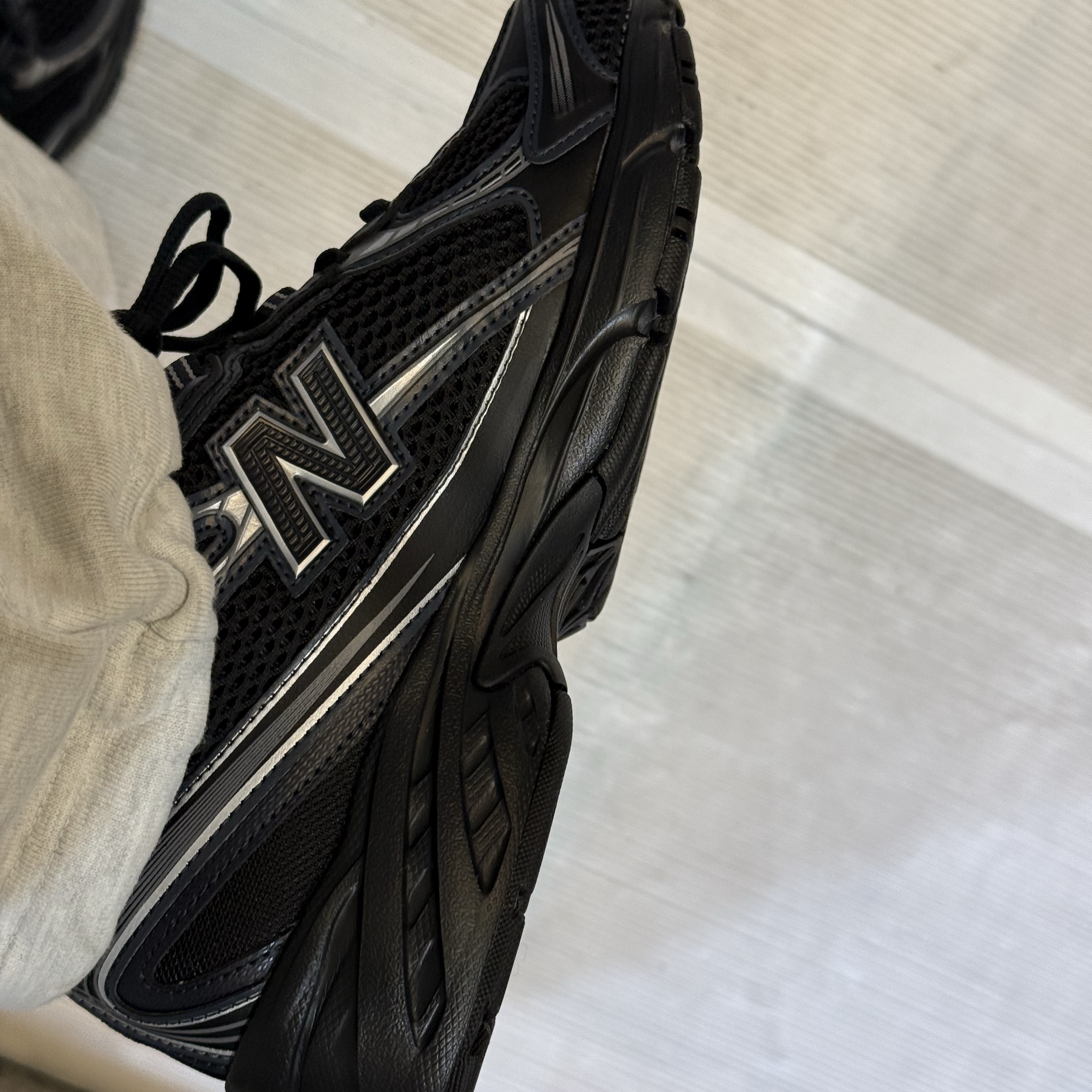 New Balance 740v2 Black Silver Metallic 착용 스타일 - 3