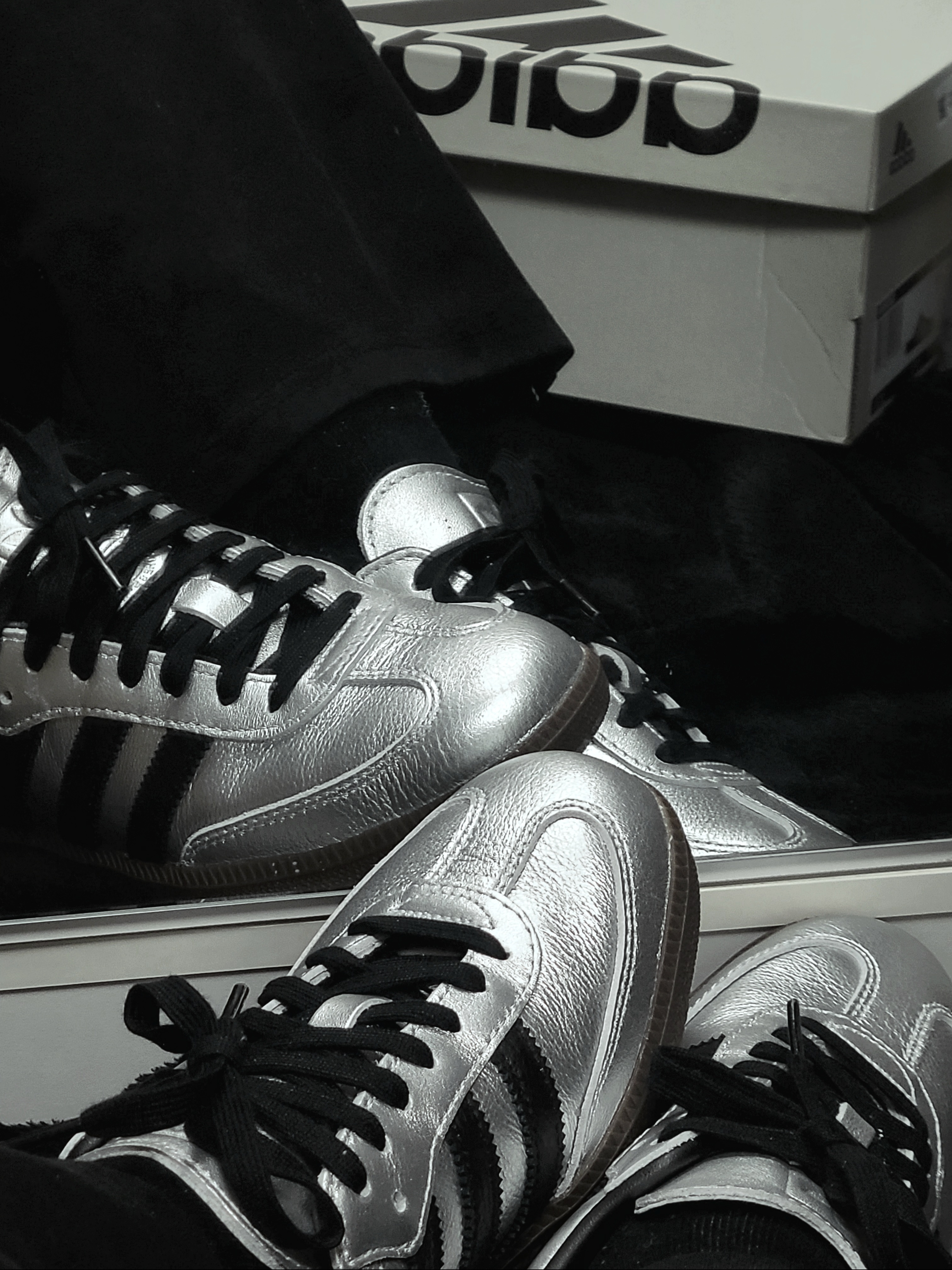 (W) Adidas Samba OG Silver Metalic Core Black Gum 착용 스타일 - 1